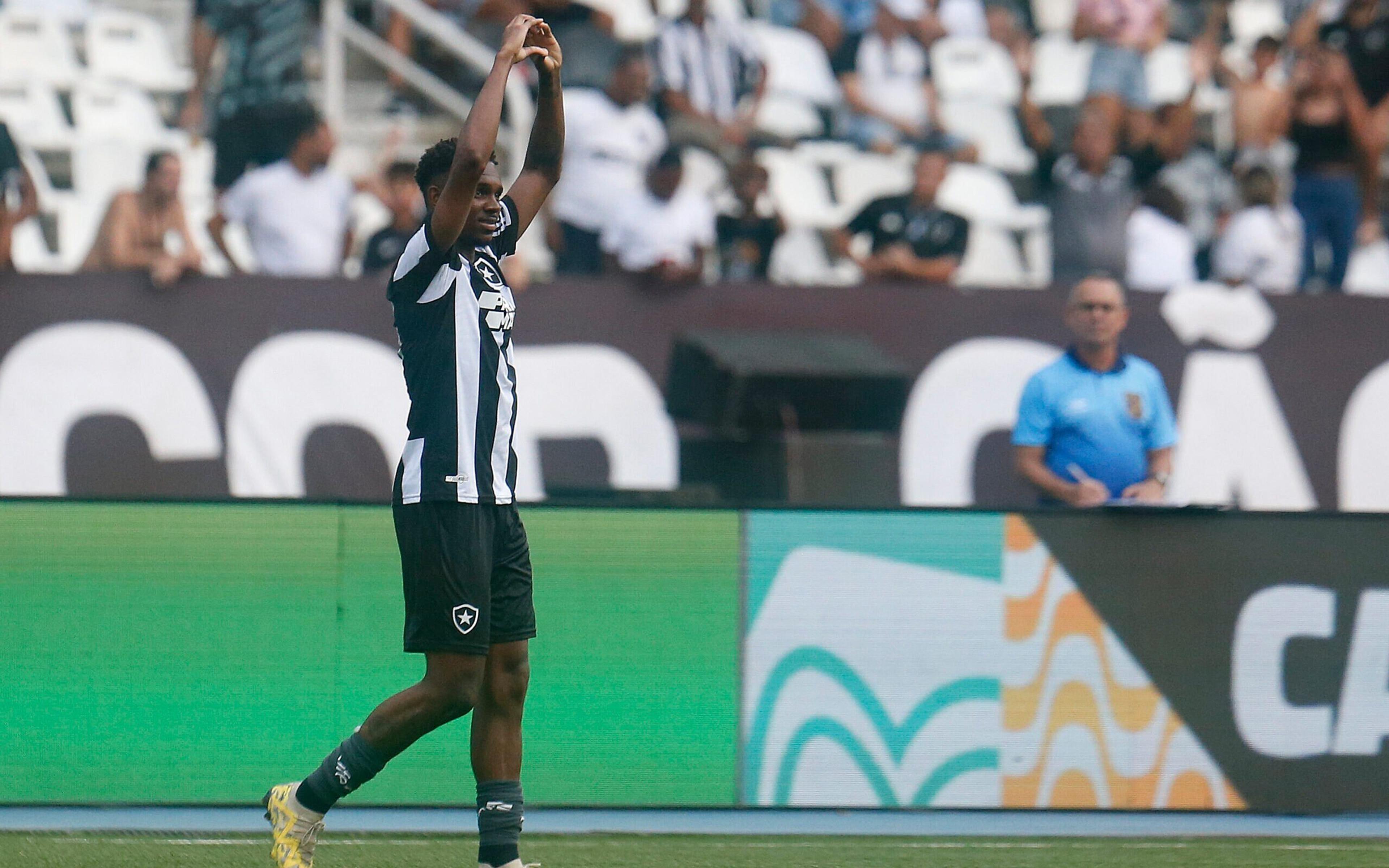 Artilheiro do Botafogo no ano, Jeffinho agradece apoio da torcida após vitória contra o Bangu