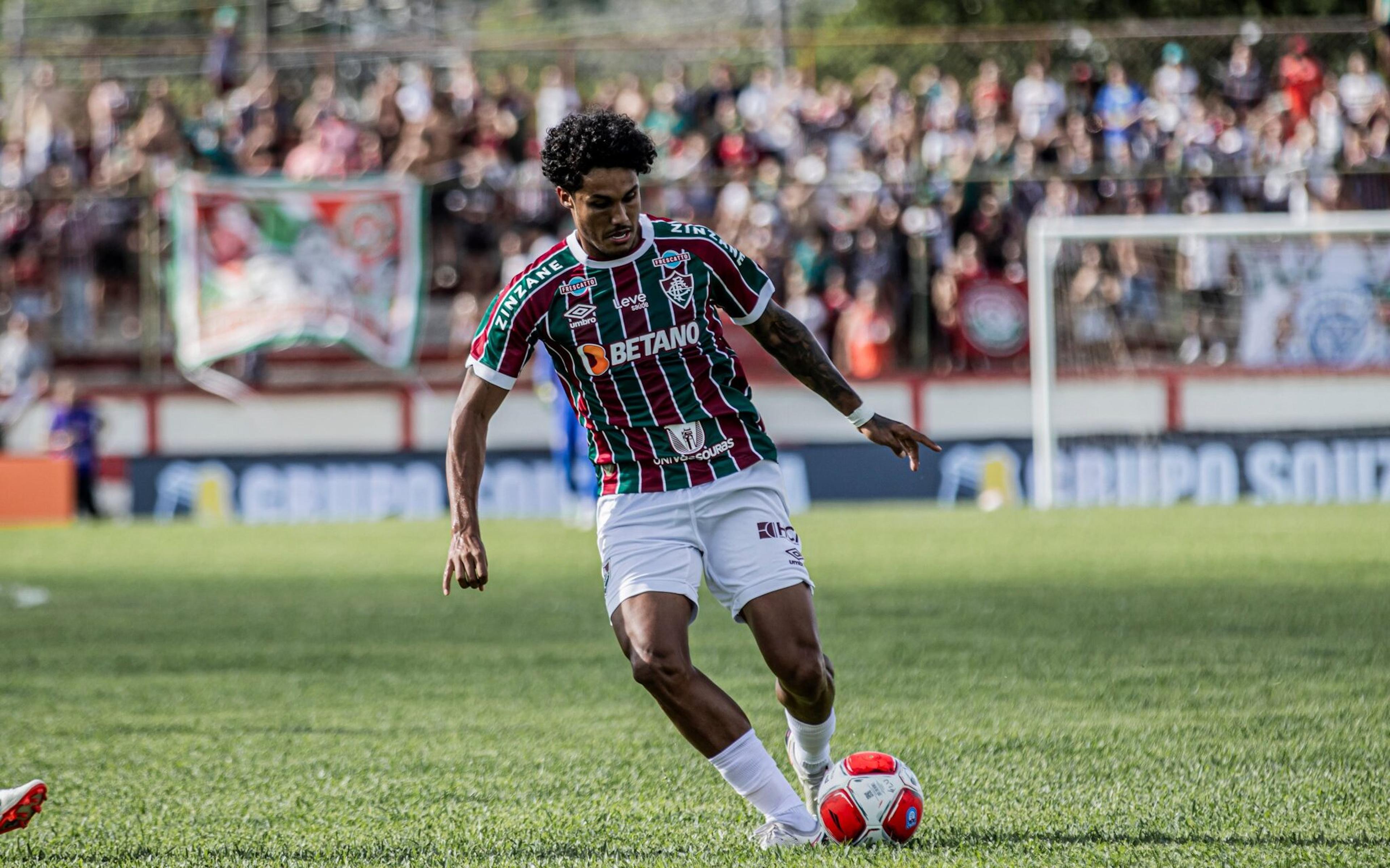 Fluminense negocia saída de lateral-esquerdo para o Goiás na janela de transferências