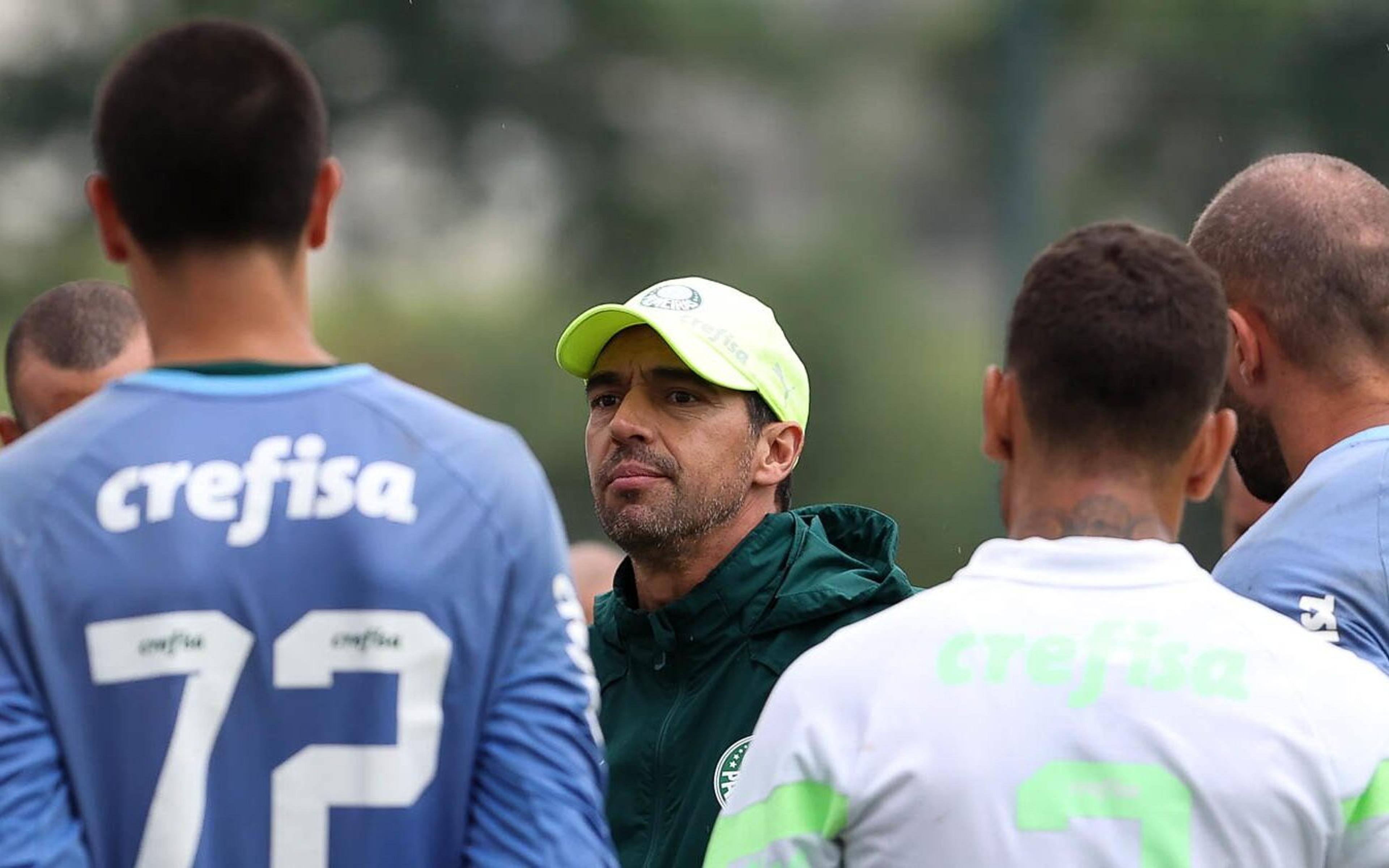 A 10 dias da Supercopa, Abel Ferreira tenta definir ataque titular do Palmeiras