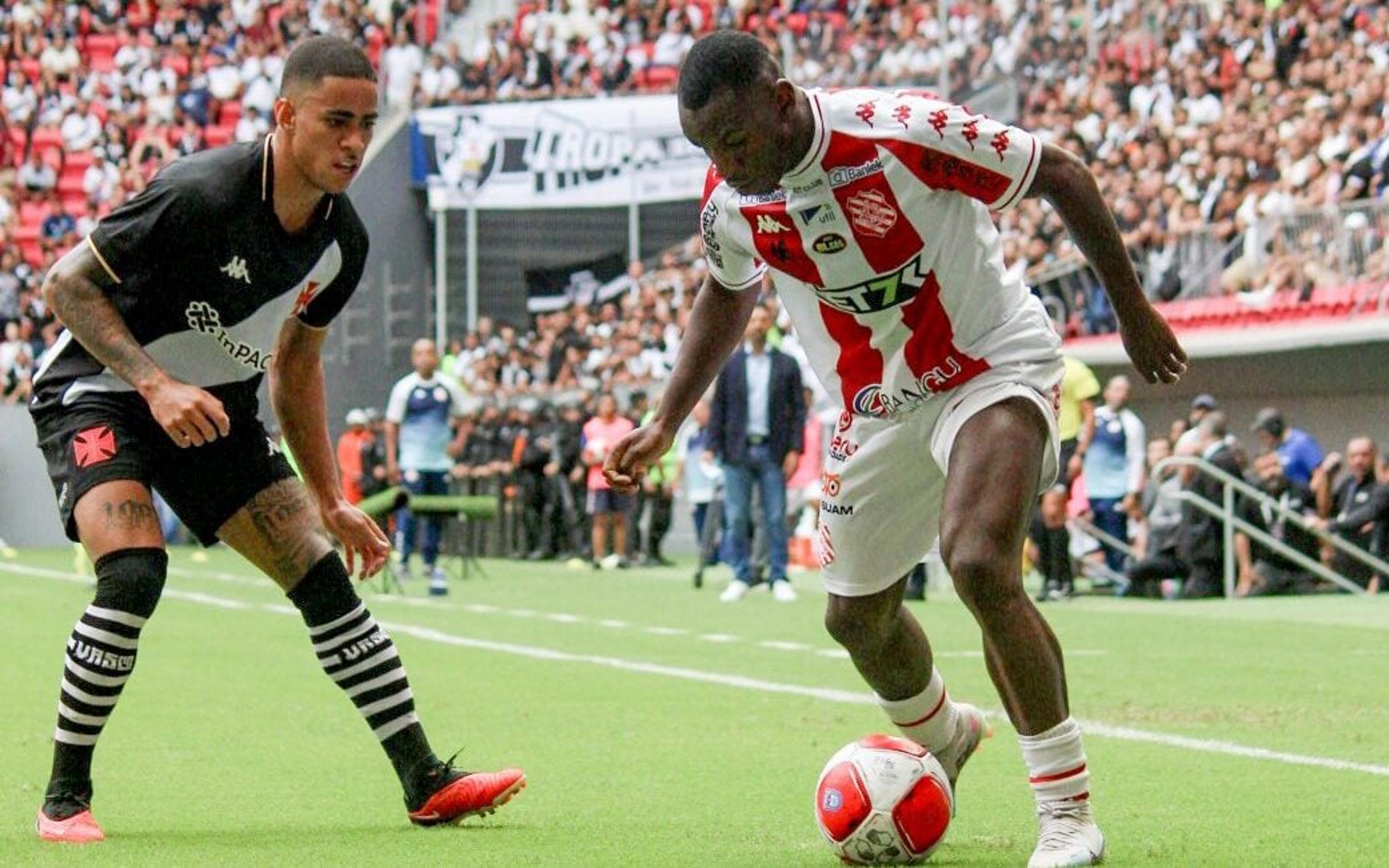 Em jogo marcado pela arbitragem, Vasco empata com Bangu no Carioca