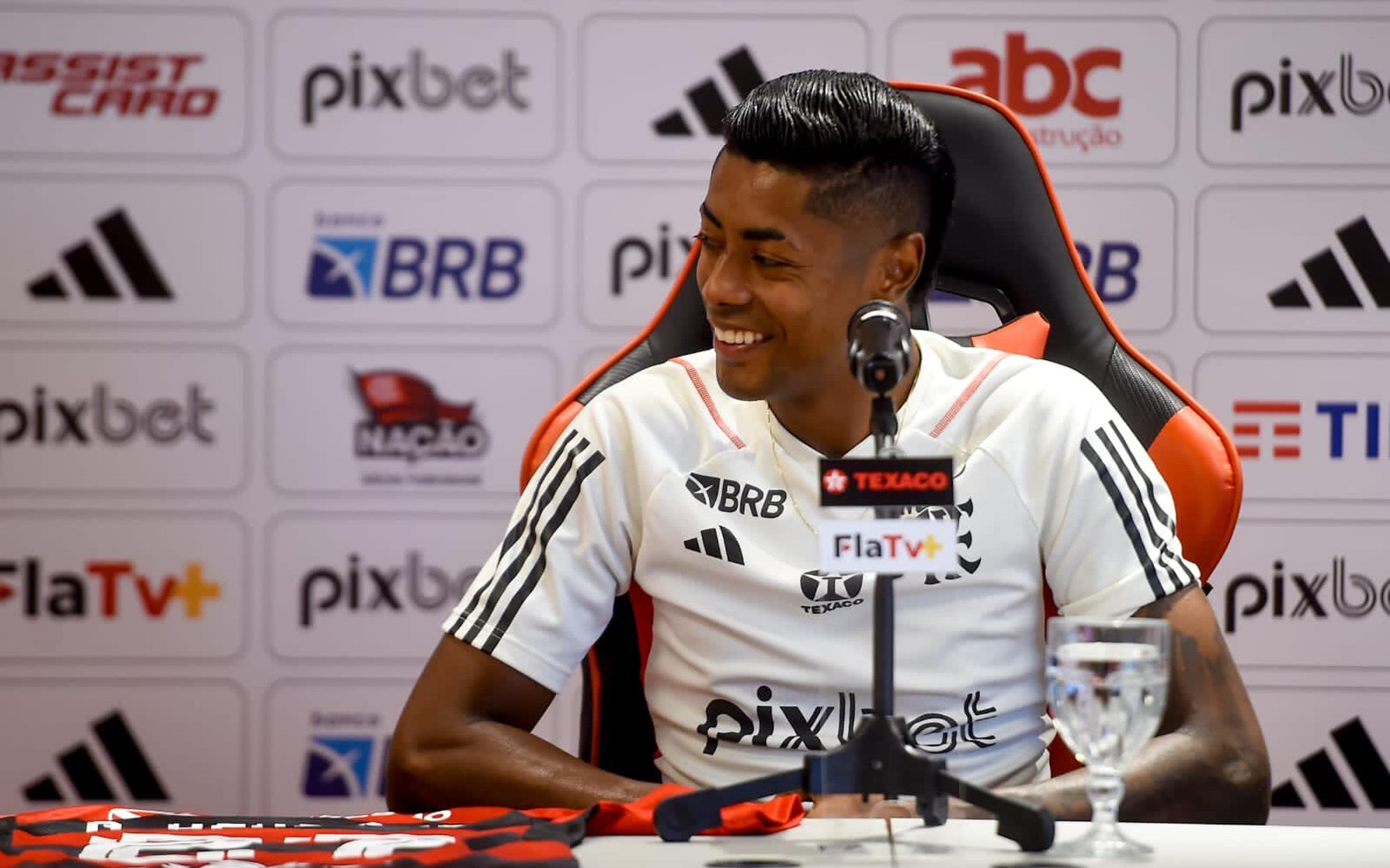 Bruno Henrique ressalta importância da família na renovação com o Flamengo: ‘Tenho dois flamenguistas em casa’