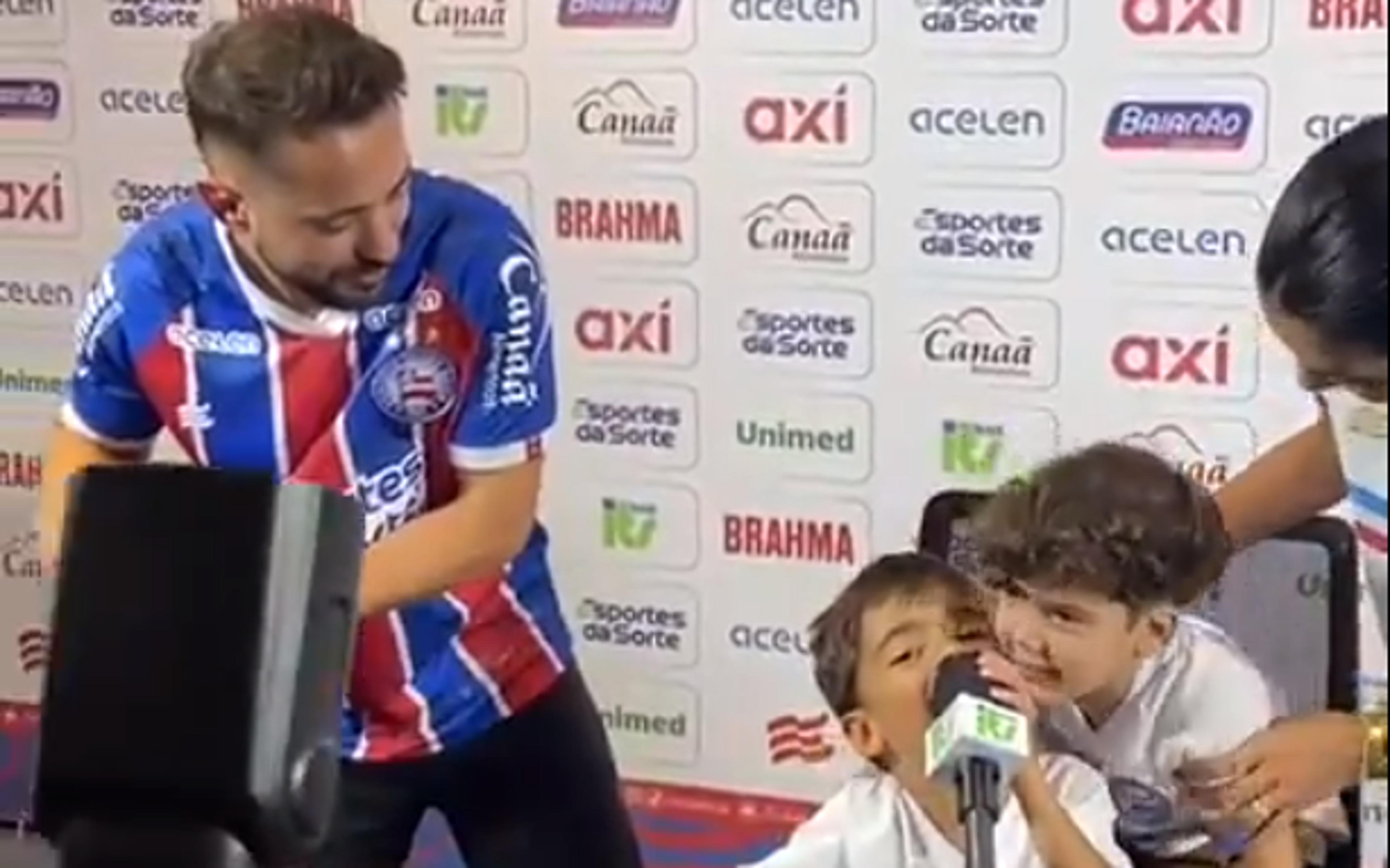 Totói, filho de Everton Ribeiro, canta hino do Flamengo na apresentação do pai no Bahia