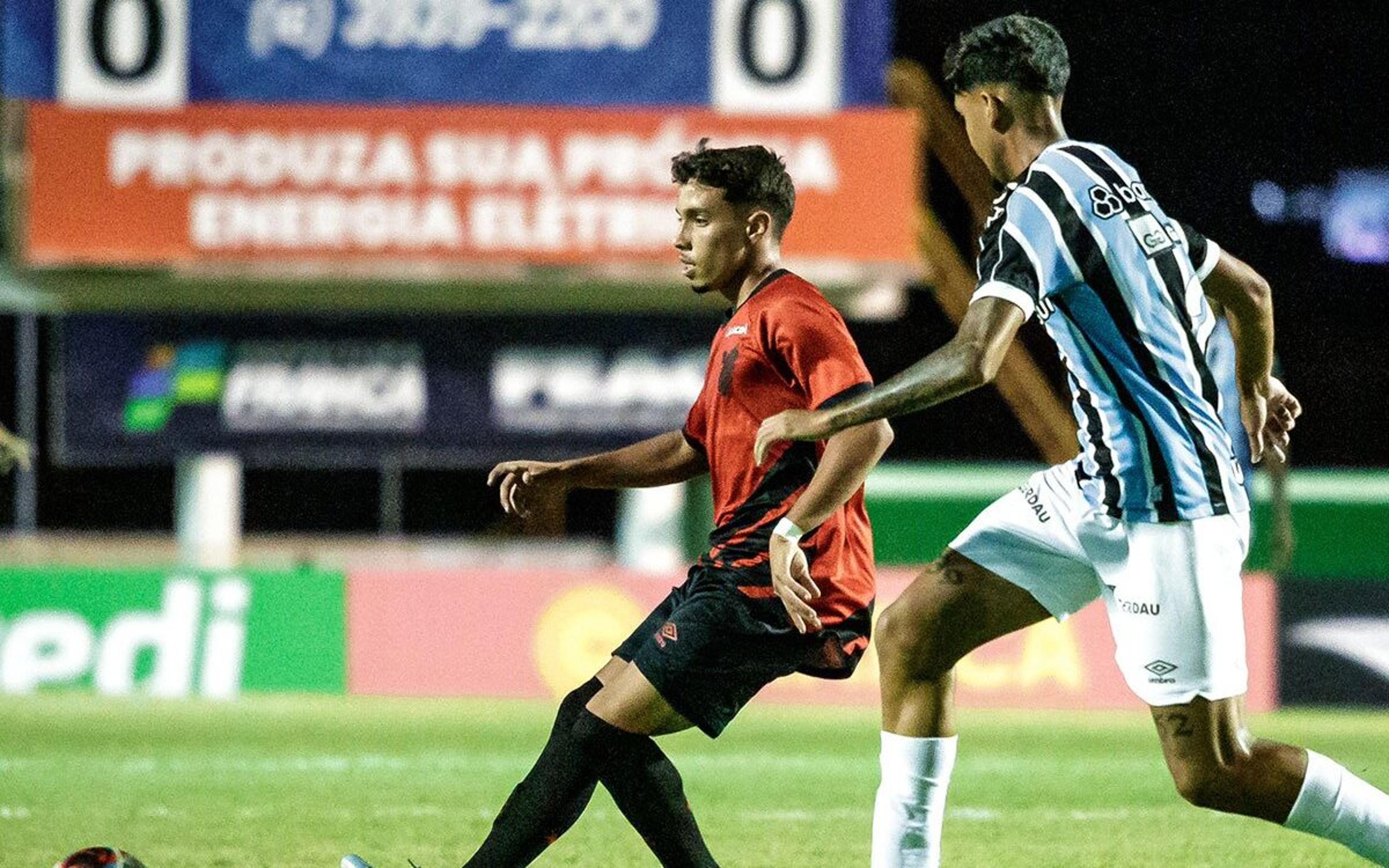 Em jogo de oito gols, Athletico-PR vira sobre o Grêmio e avança para as quartas de final da Copinha