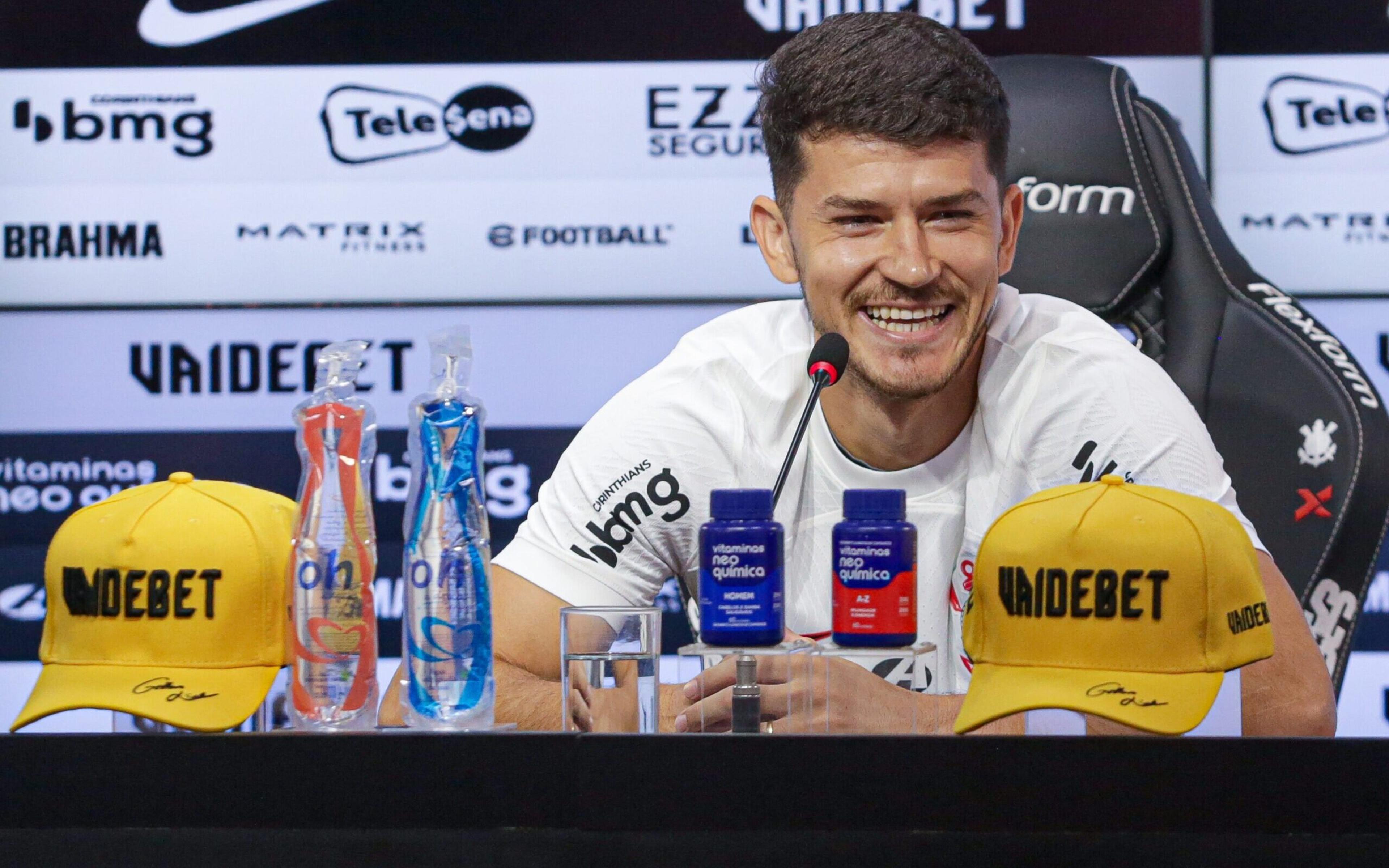 Tímido, Hugo se define como lateral equilibrado e exalta torcida do Corinthians: ‘Coisa de louco’