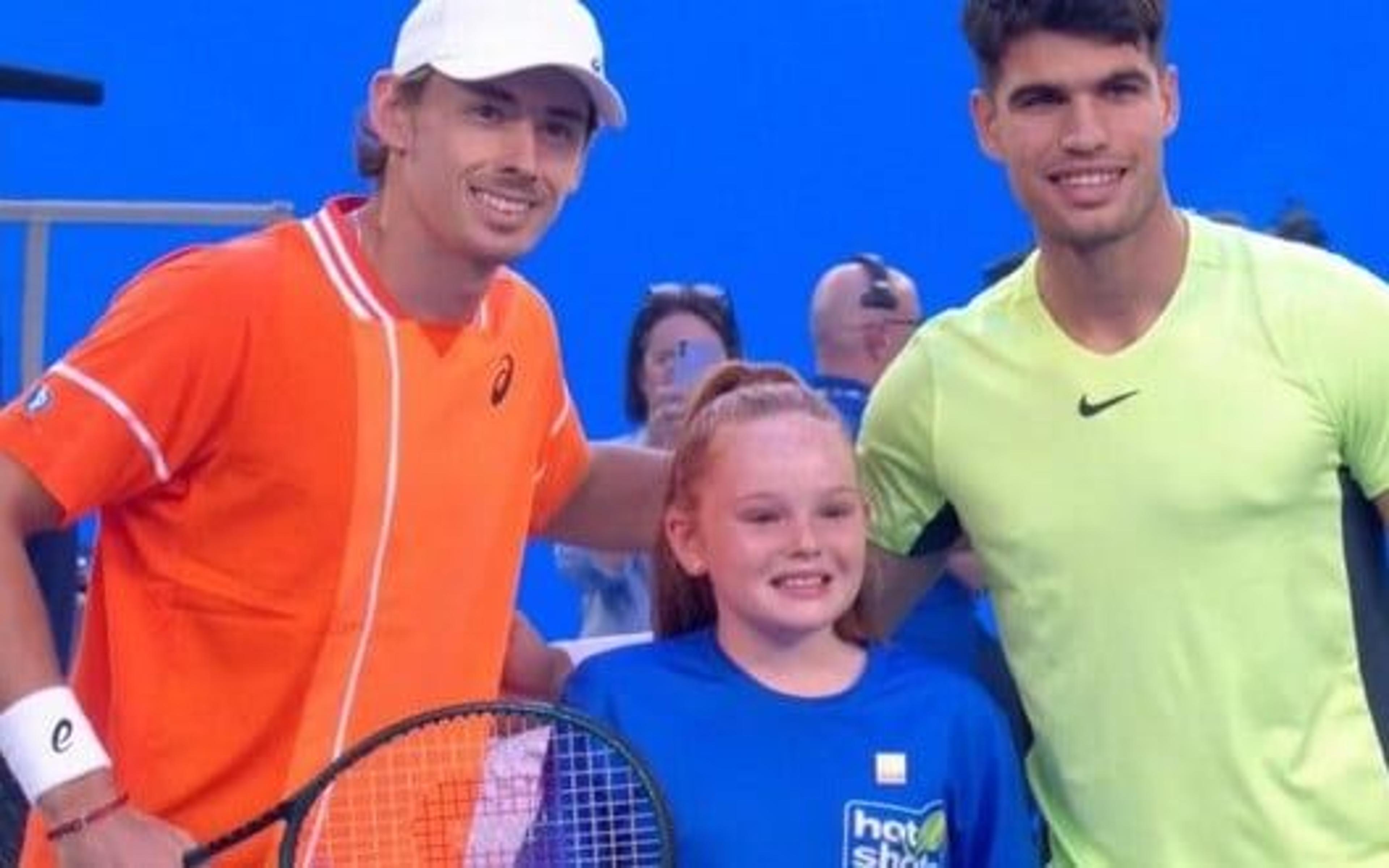 De Minaur bate Alcaraz em exibição antes do Australian Open