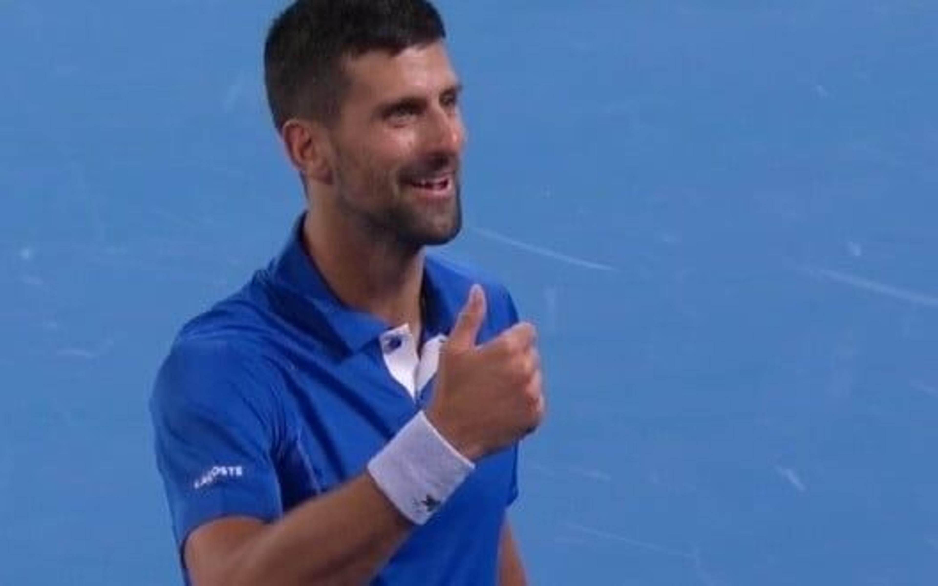 Djokovic treta com torcedor, mas vence a 30ª seguida no Australian Open