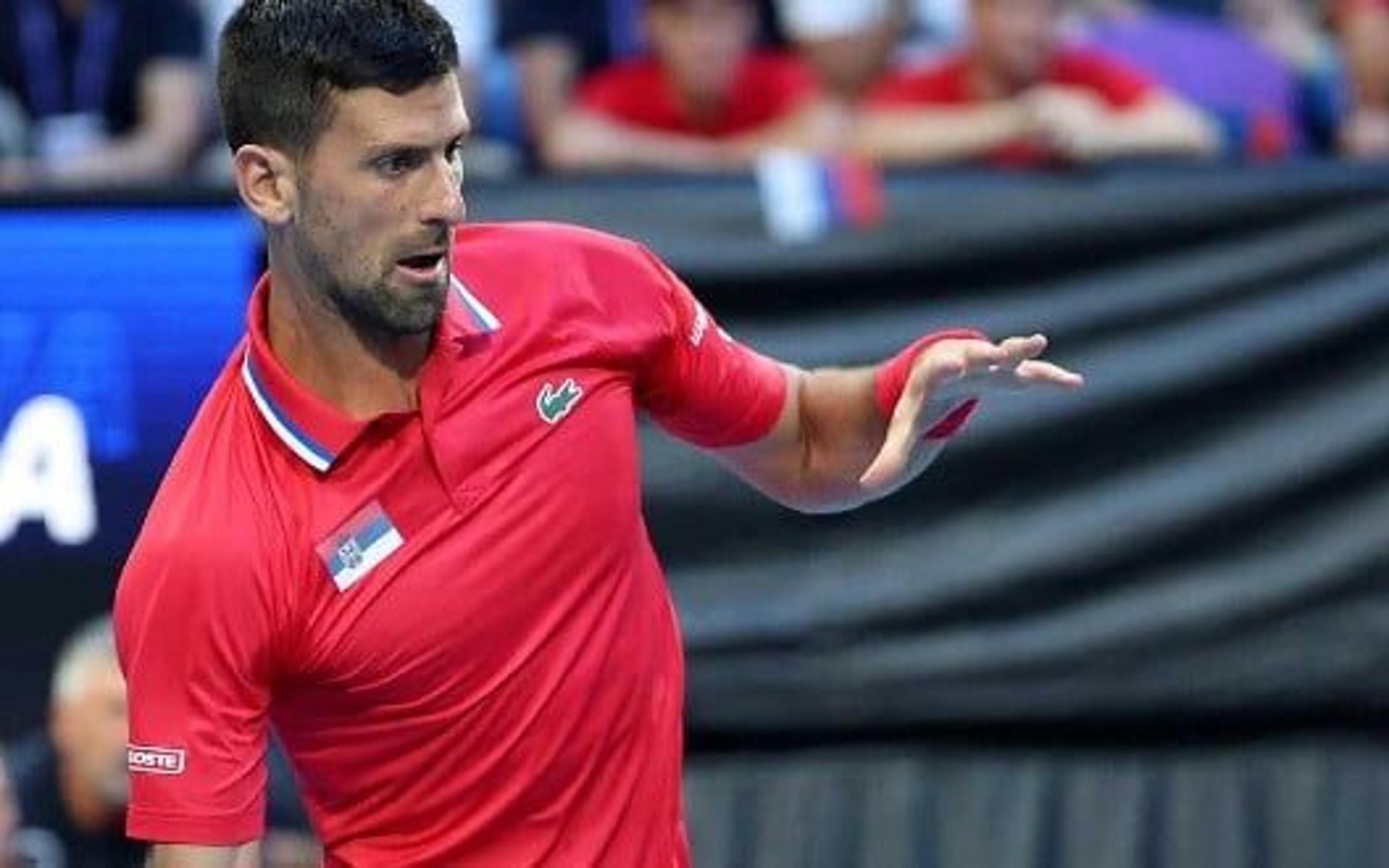 Djokovic sofre lesão no punho, mas vence e Sérvia vai às 4ªs na United Cup