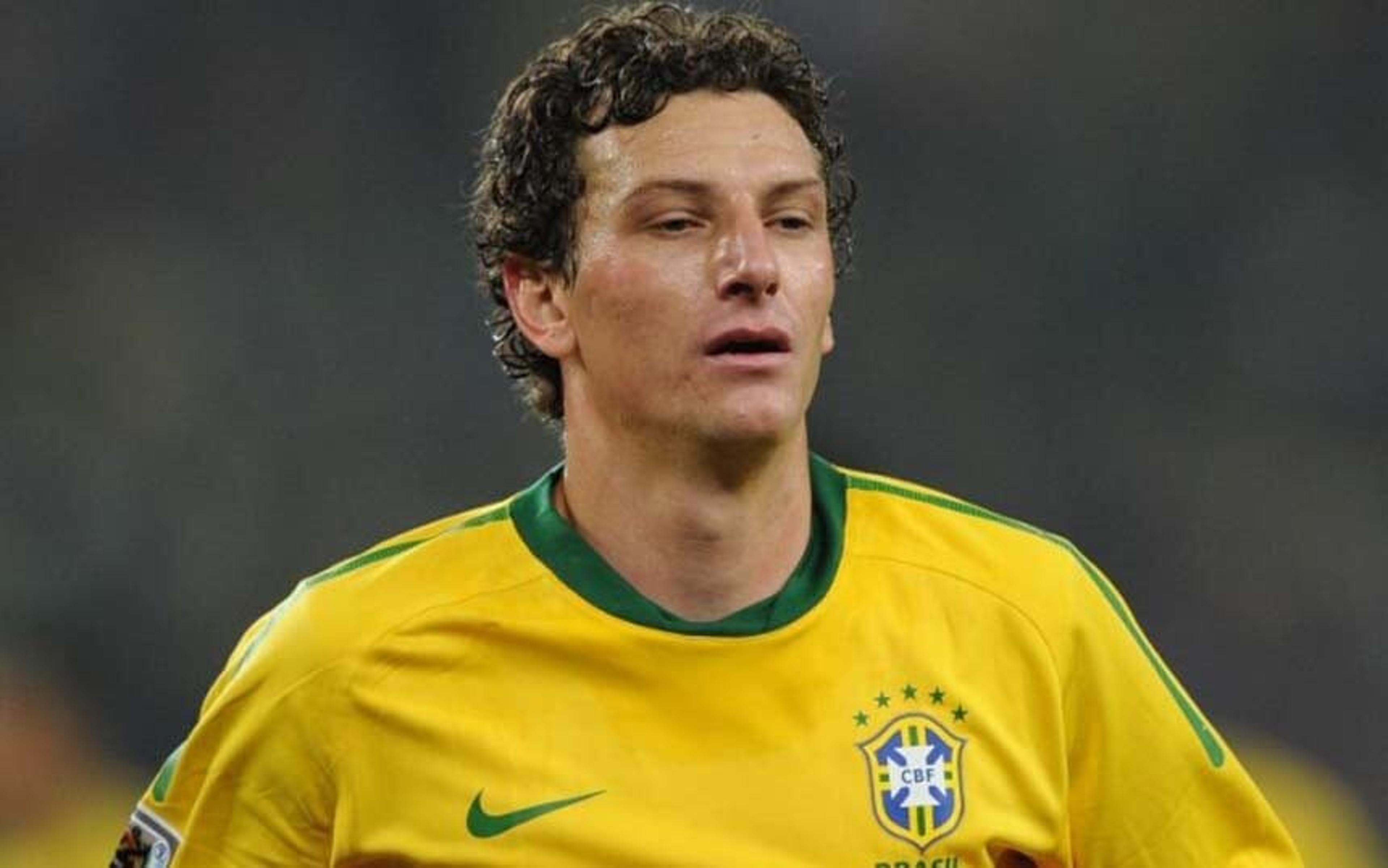 Com passagens pelo Santos e Manchester City, Elano compara a diferença de culturas entre Brasil e Europa