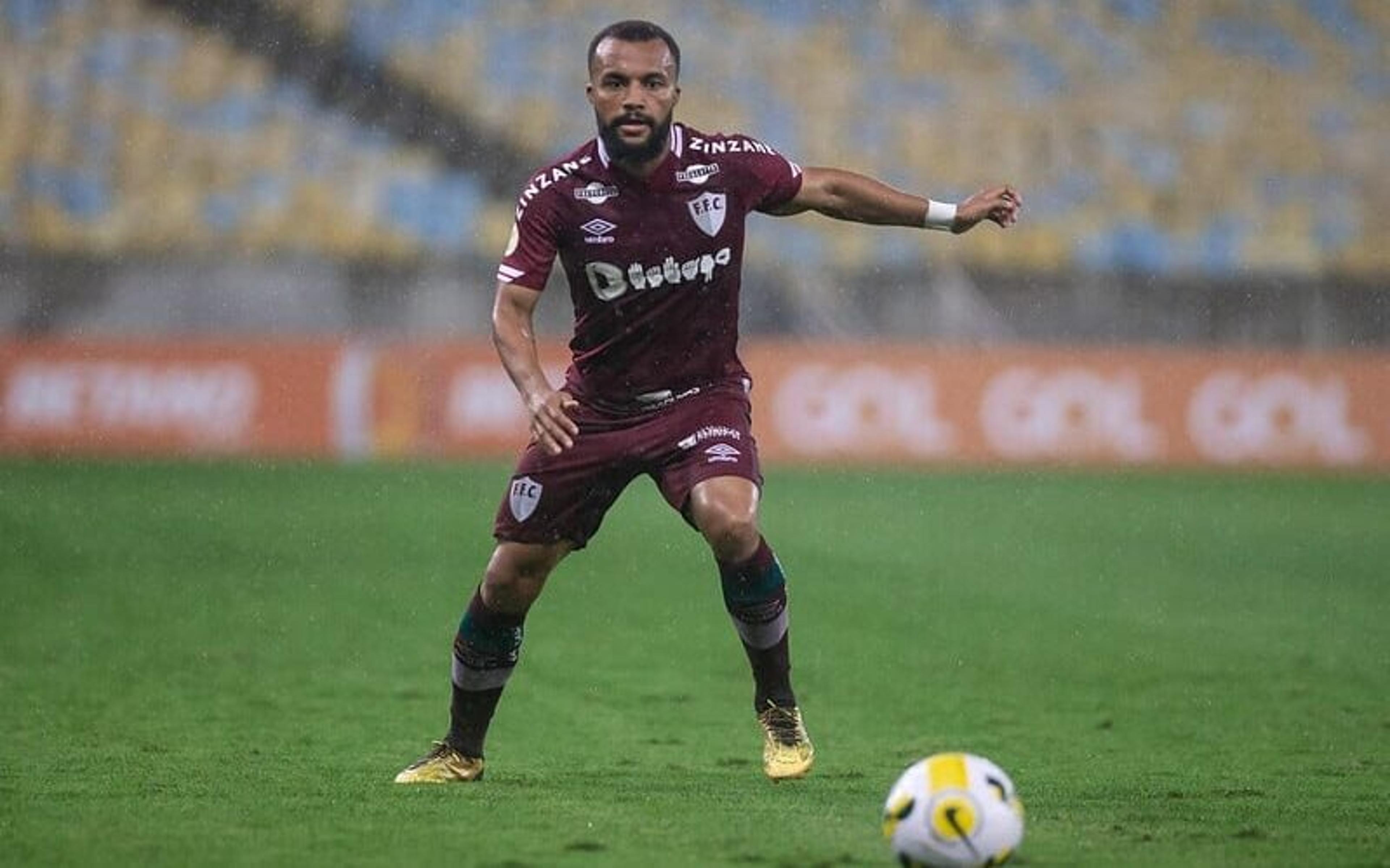 Lateral do Fluminense, Samuel Xavier abre escola na Zona Oeste do Rio de Janeiro