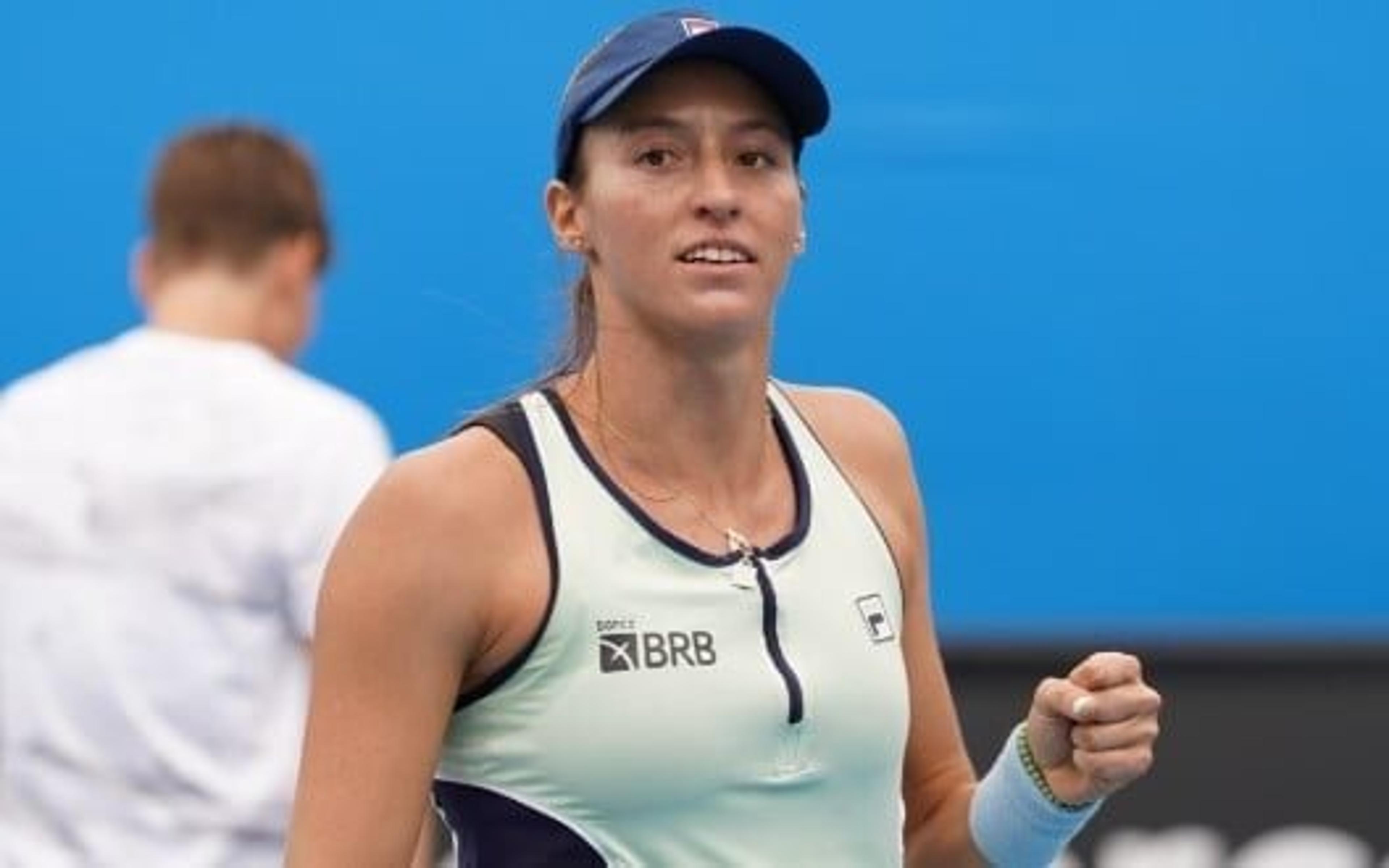 Luisa Stefani comemora vitória em batalha no Australian Open