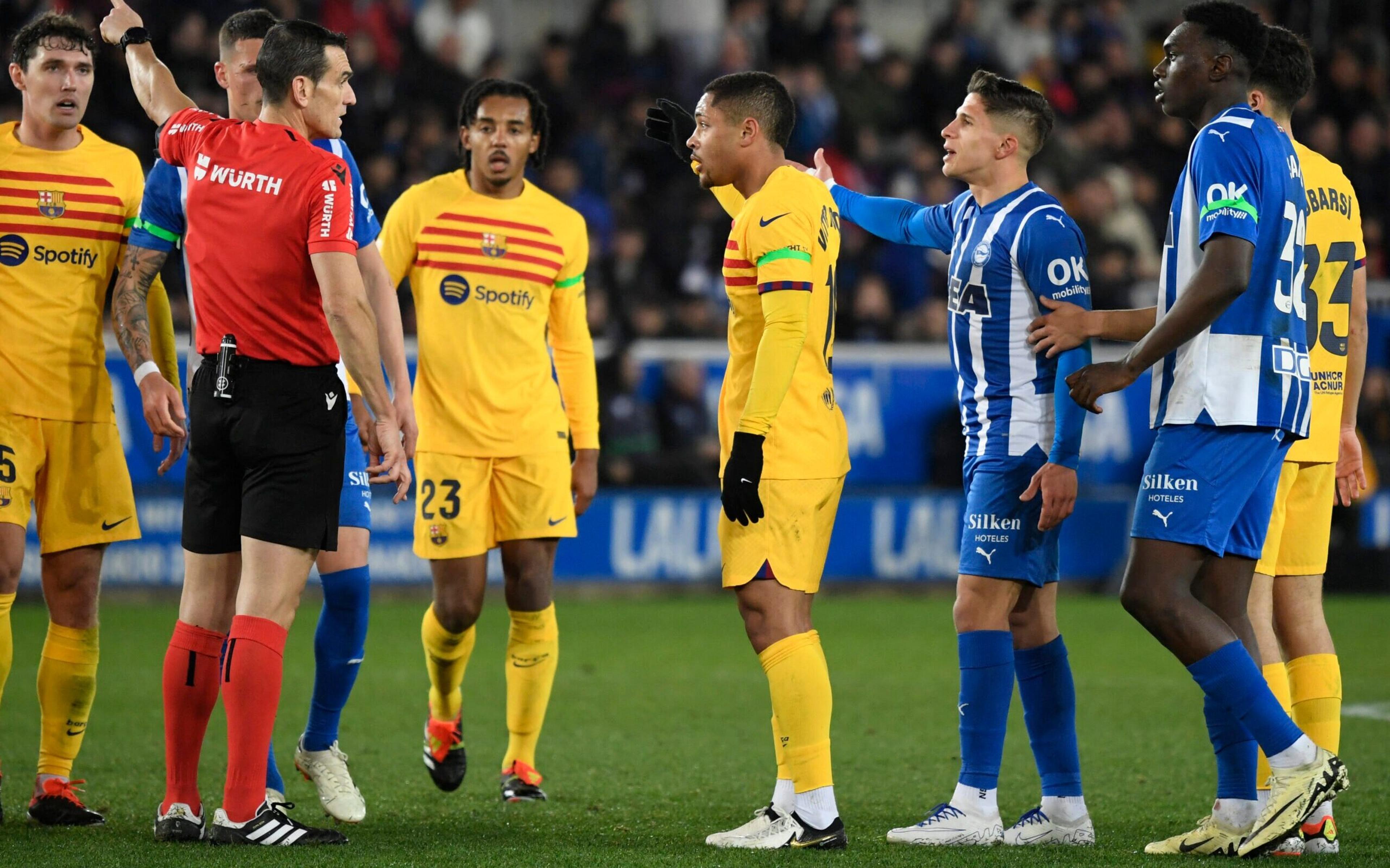 Gol e expulsão injusta: Vitor Roque rouba a atenção em vitória do Barcelona sobre o Alavés