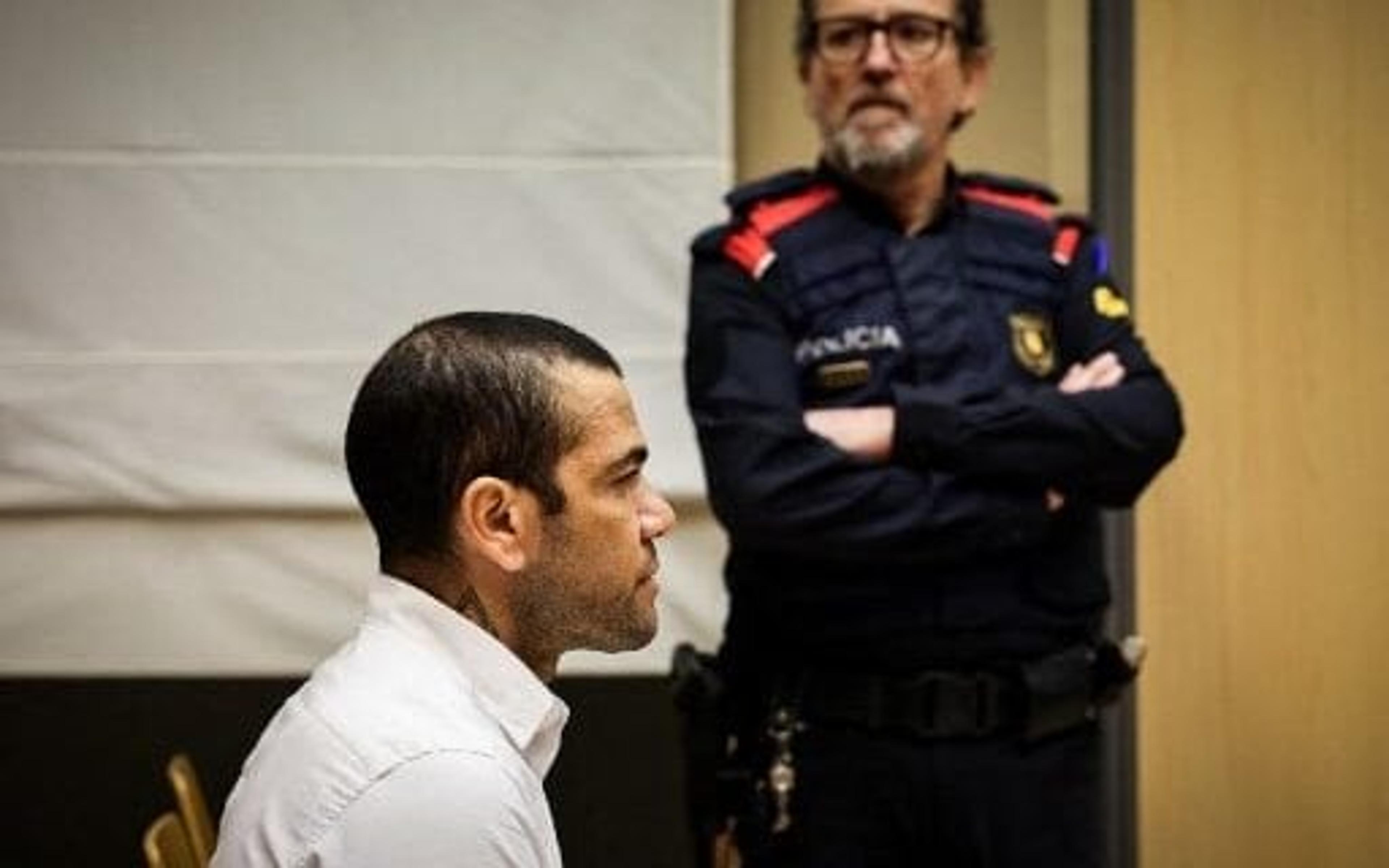 Daniel Alves é convocado para tribunal enquanto espera sentença