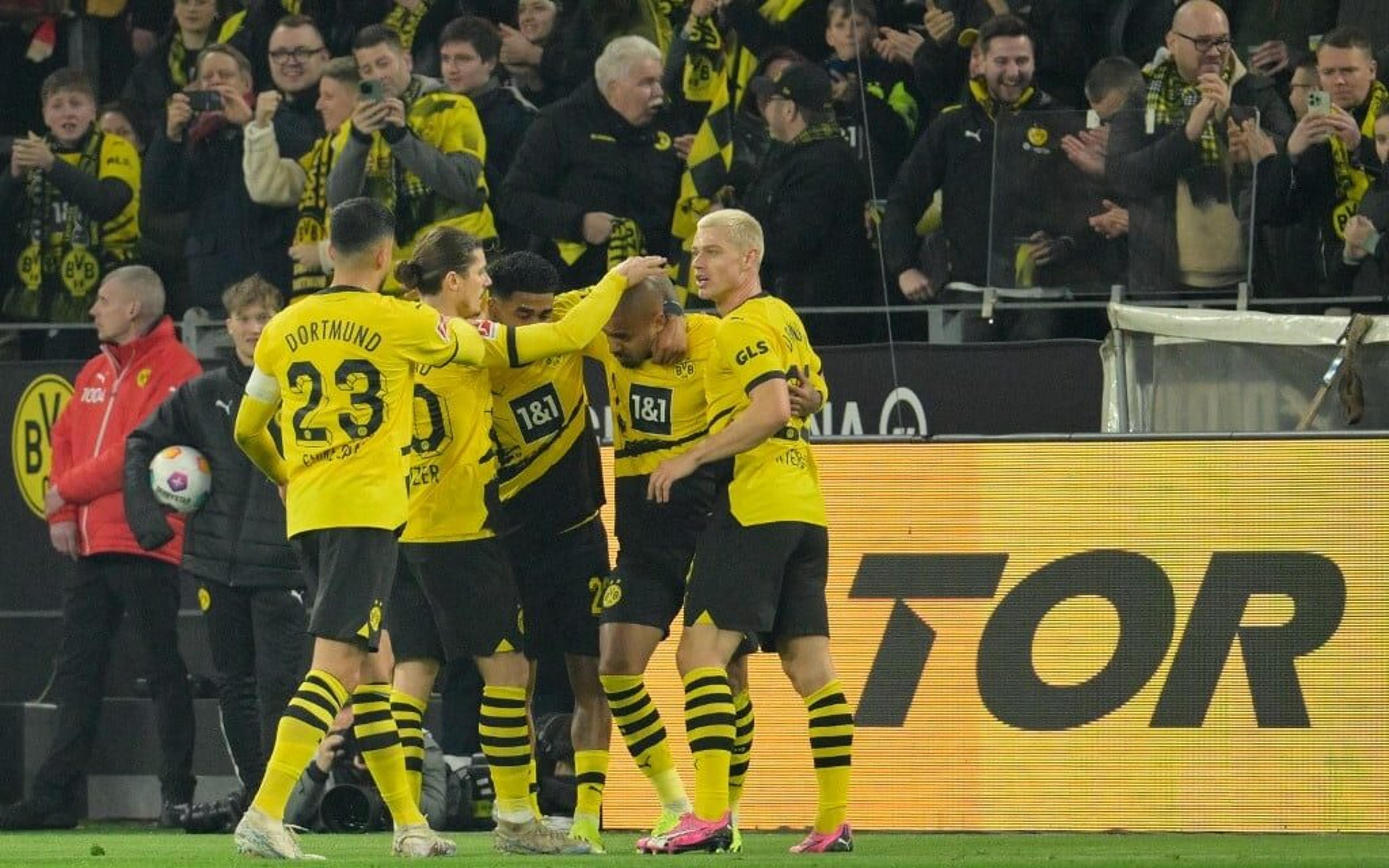 Com duas paralisações, Borussia Dortmund vence com show de dupla e entra no G4 da Bundesliga; veja os gols