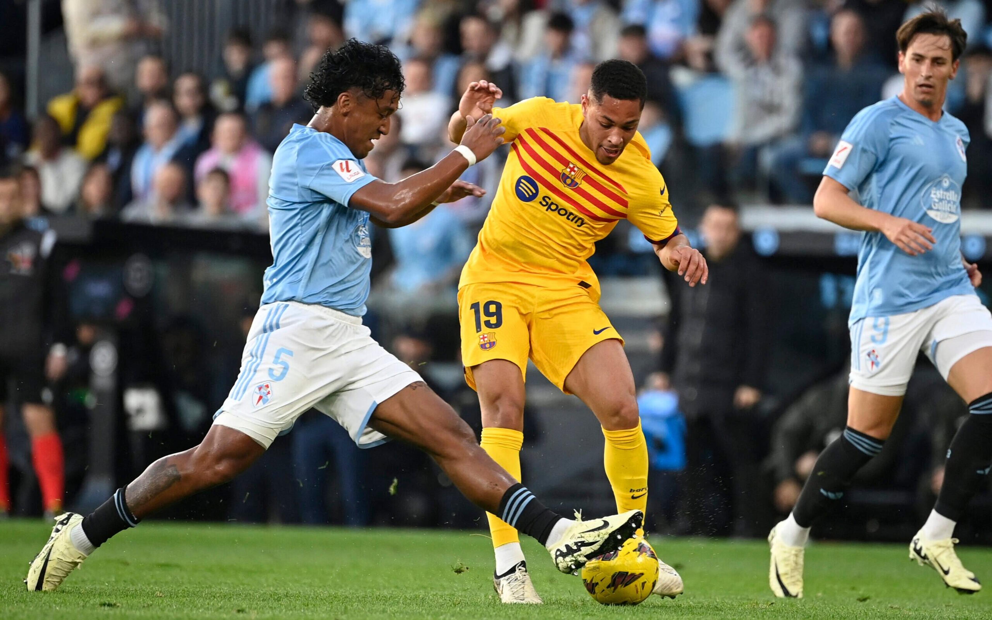 Vitor Roque passa em branco em primeiro jogo como titular, mas Barcelona vence salvo por Lewandowski