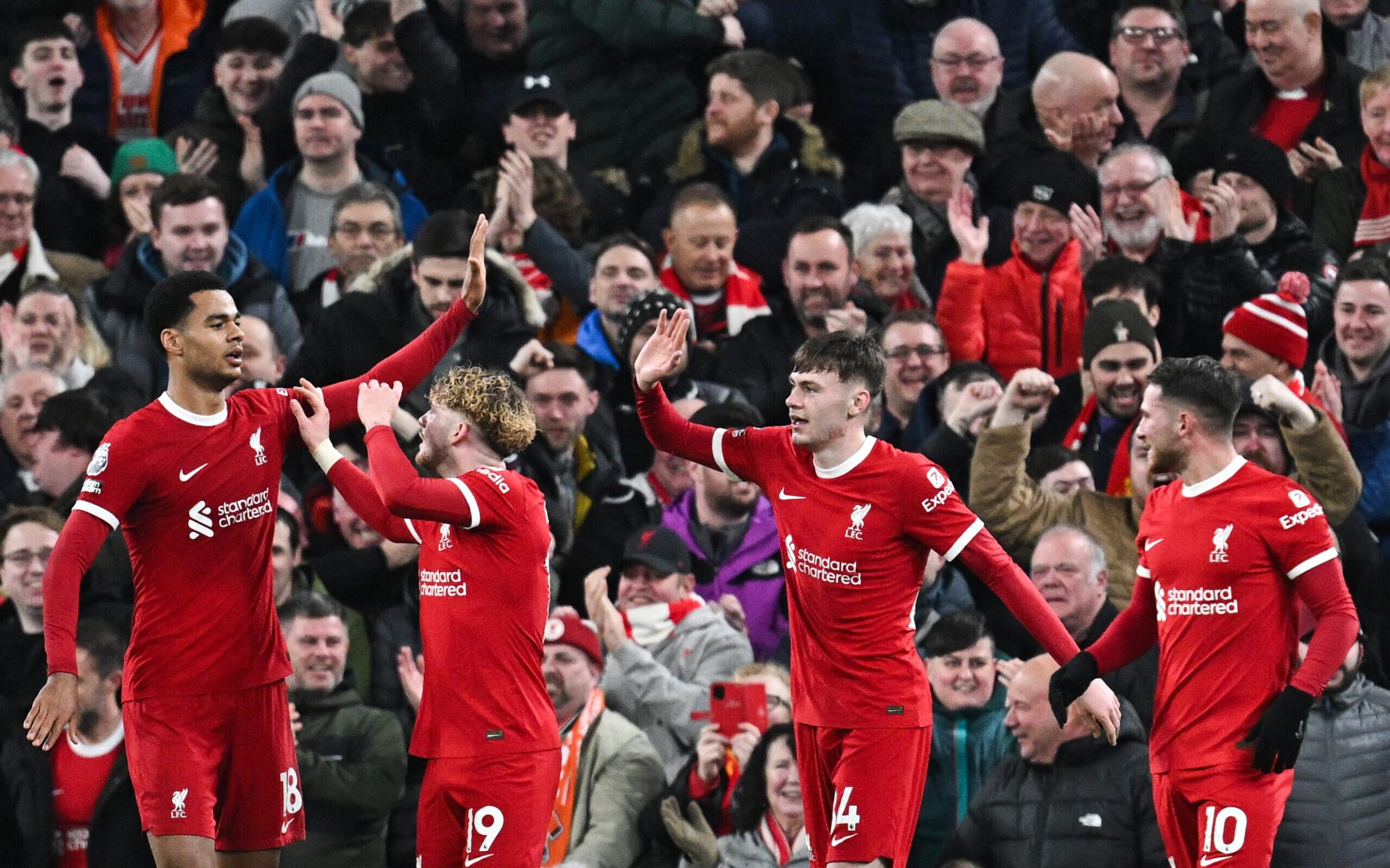 Liverpool toma susto, mas atropela Luton Town e abre vantagem na liderança da Premier League