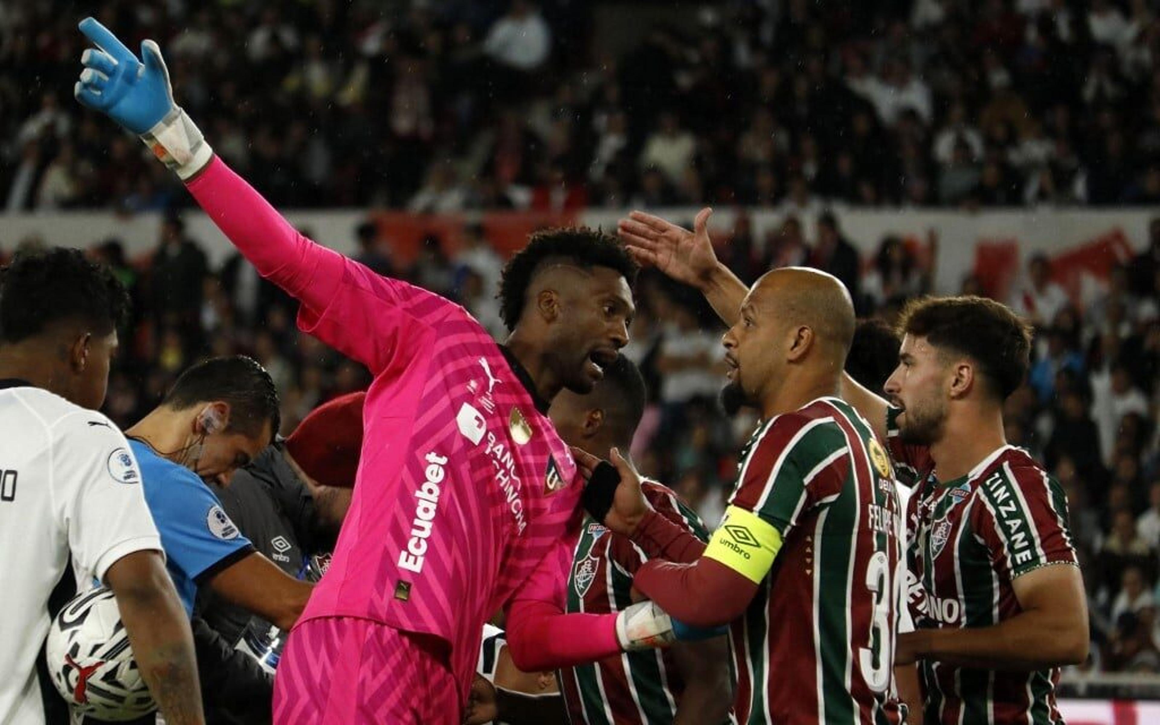 Torcedores da LDU provocam Fluminense com faixa em avião; veja o vídeo