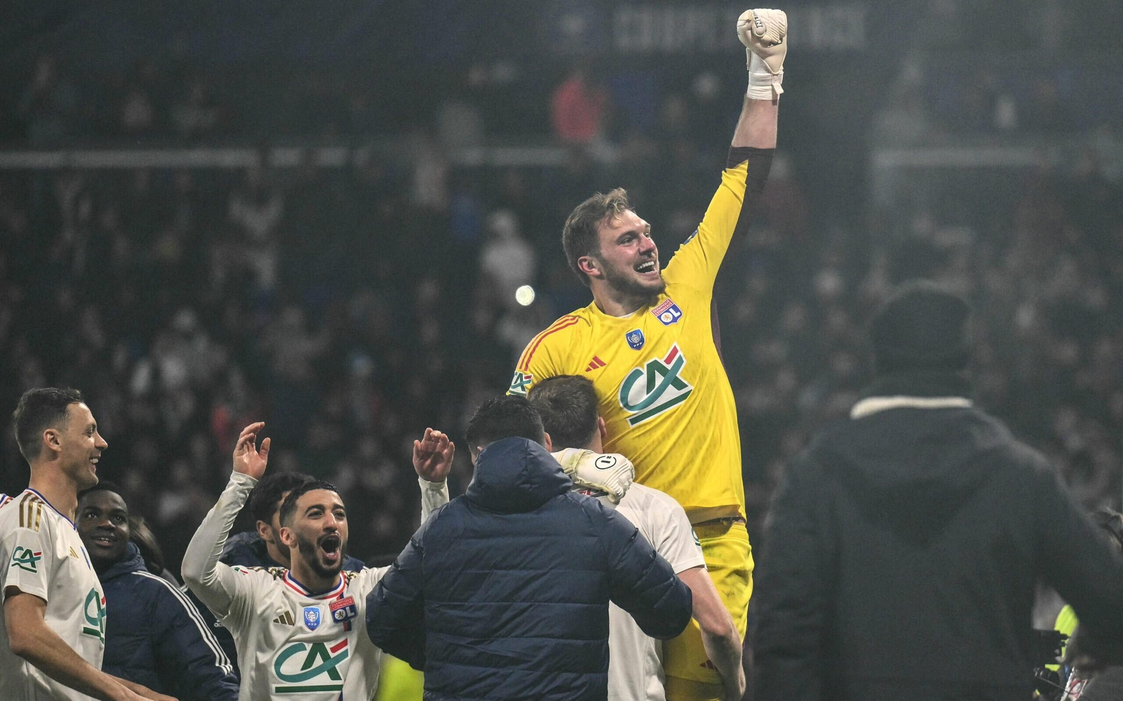 Lucas Perri pega pênalti e coloca o Lyon na semifinal da Copa da França; veja vídeo