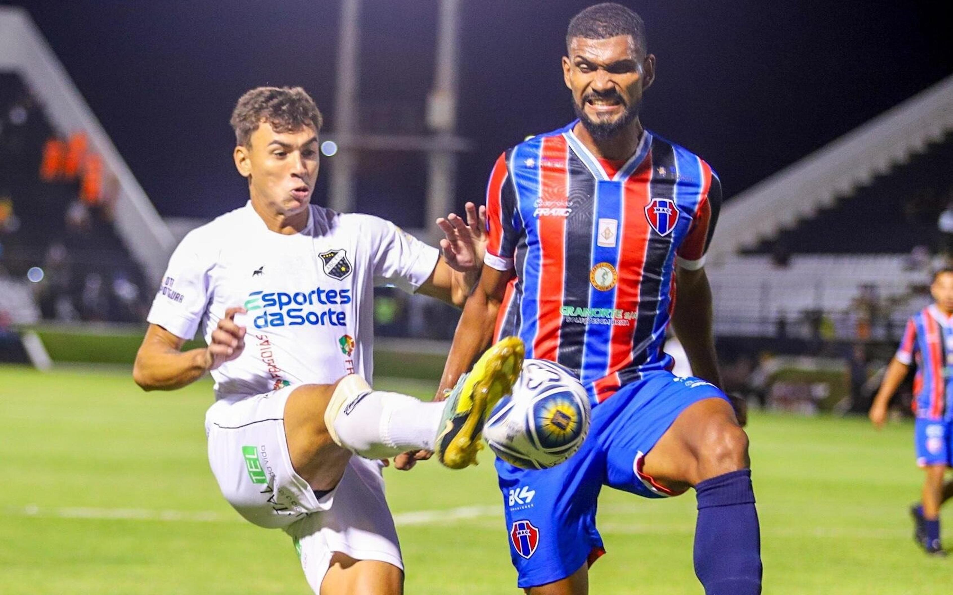 Inacreditável! Jogador comete pênalti ao celebrar defesa de goleiro do mesmo time