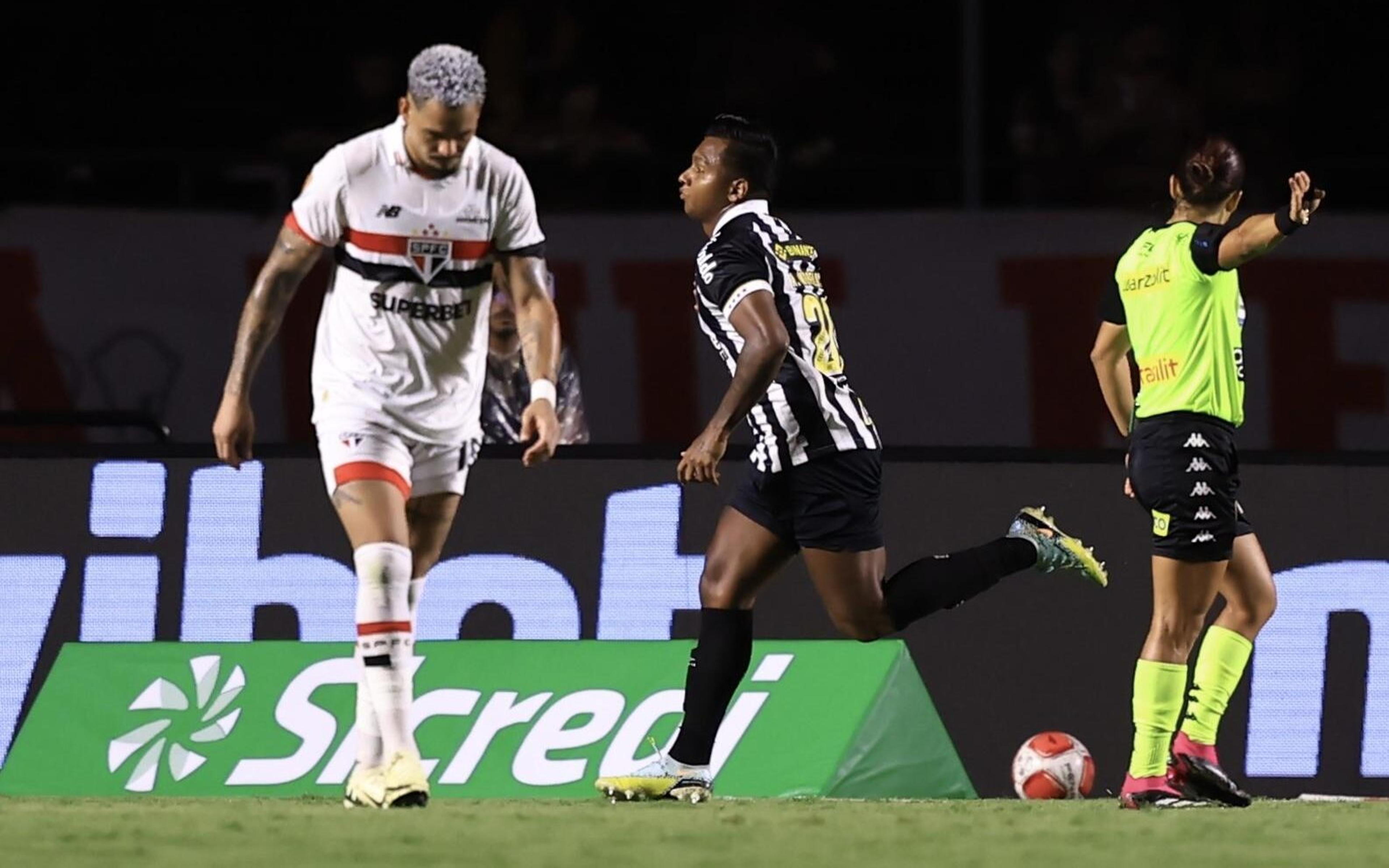 Com polêmica de arbitragem, Santos vence o São Paulo e encaminha vaga ao mata-mata do Paulistão