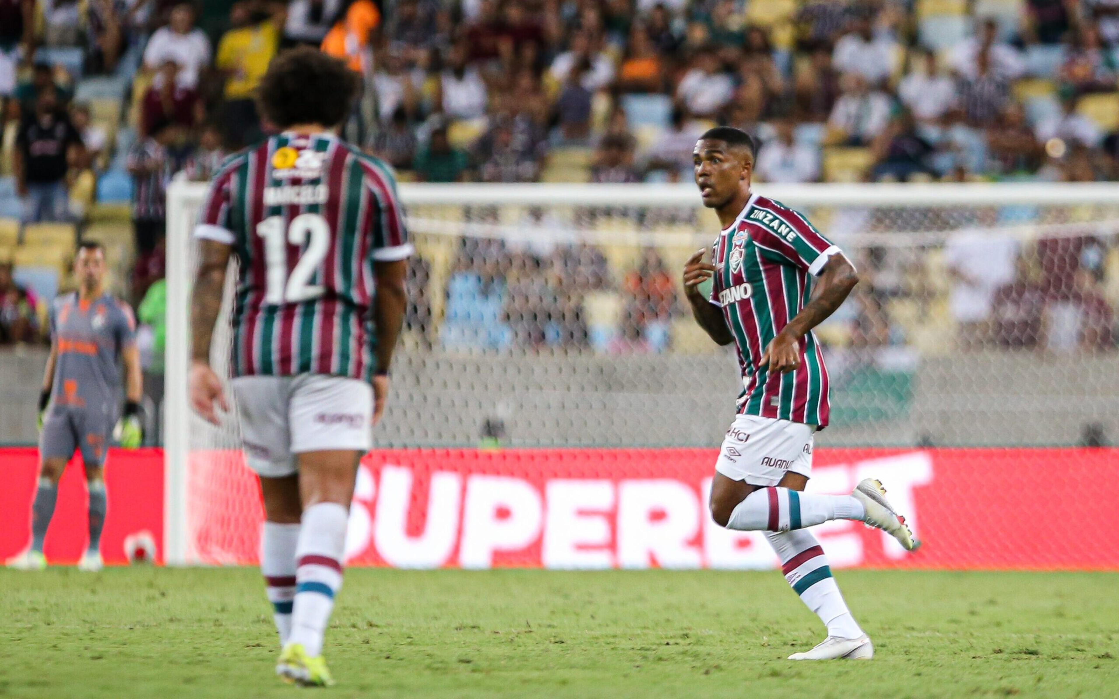 Estreia de Douglas Costa pelo Fluminense divide opiniões na web: ‘Bagre’