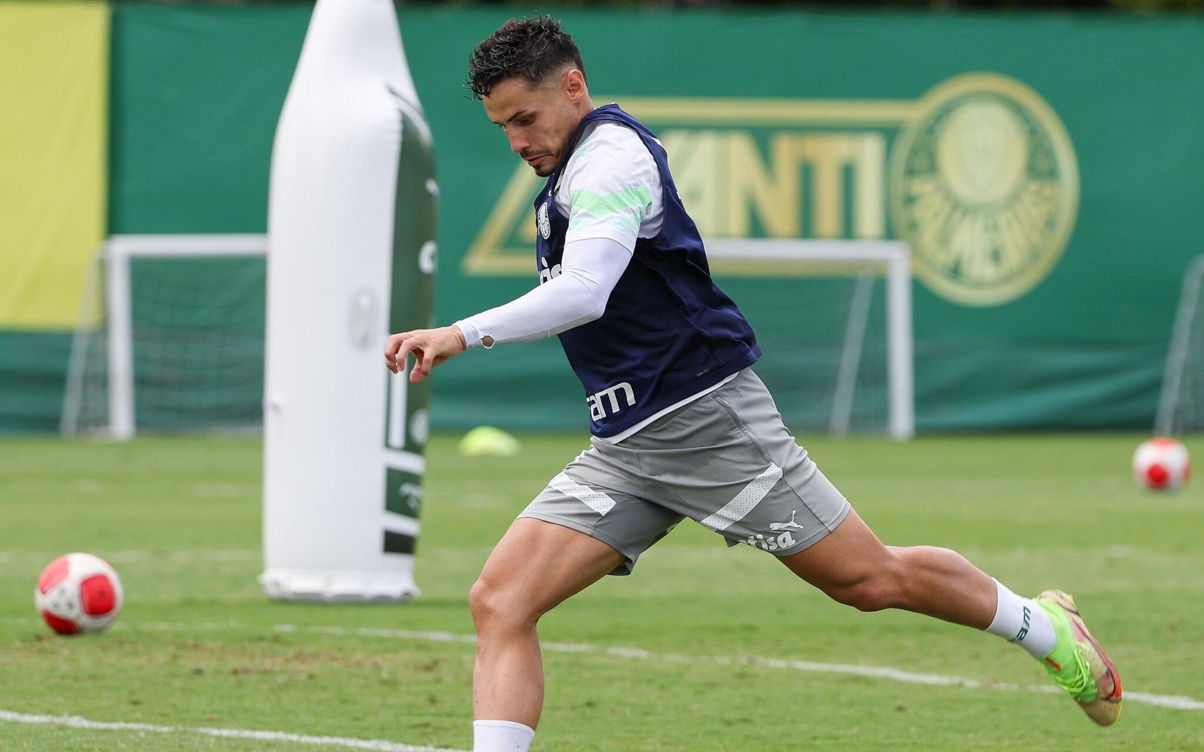 Após início de ano goleador, Raphael Veiga se prepara para voltar ao Palmeiras