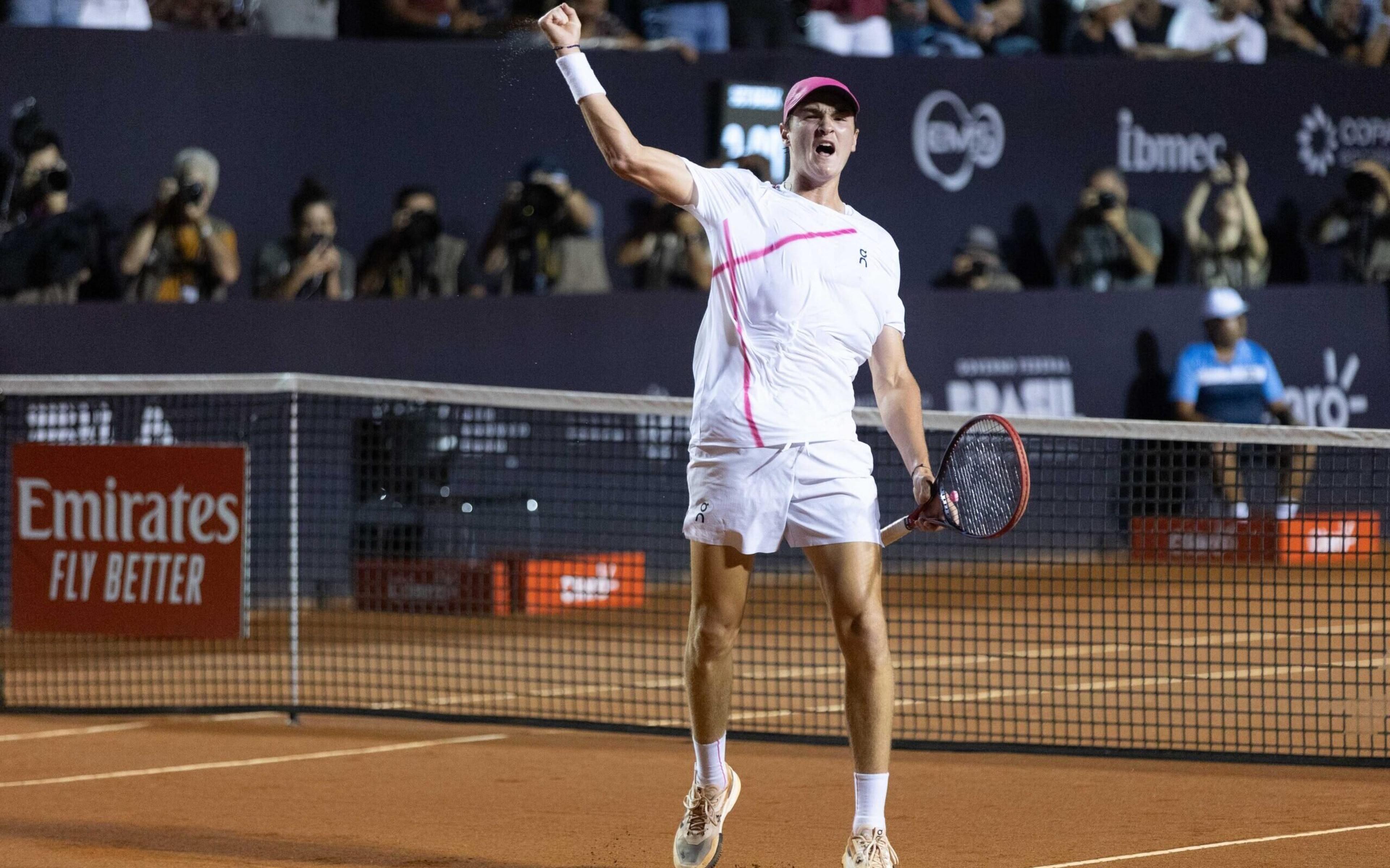 João Fonseca faz história no tênis: bate o campeão de 2020 e vai às quartas no Rio Open