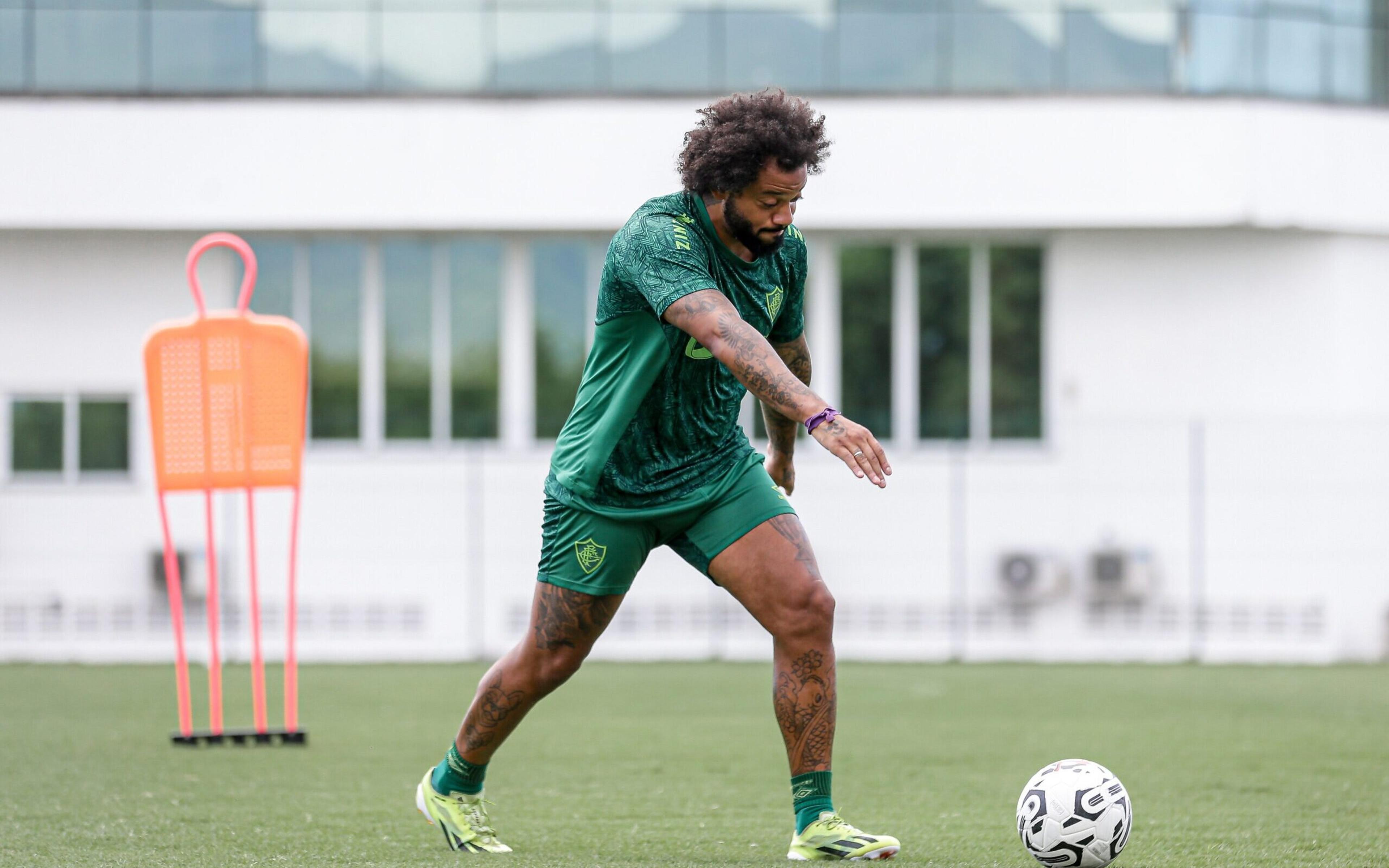 Marcelo volta a treinar no Fluminense visando a LDU; dois atletas treinam separados do grupo