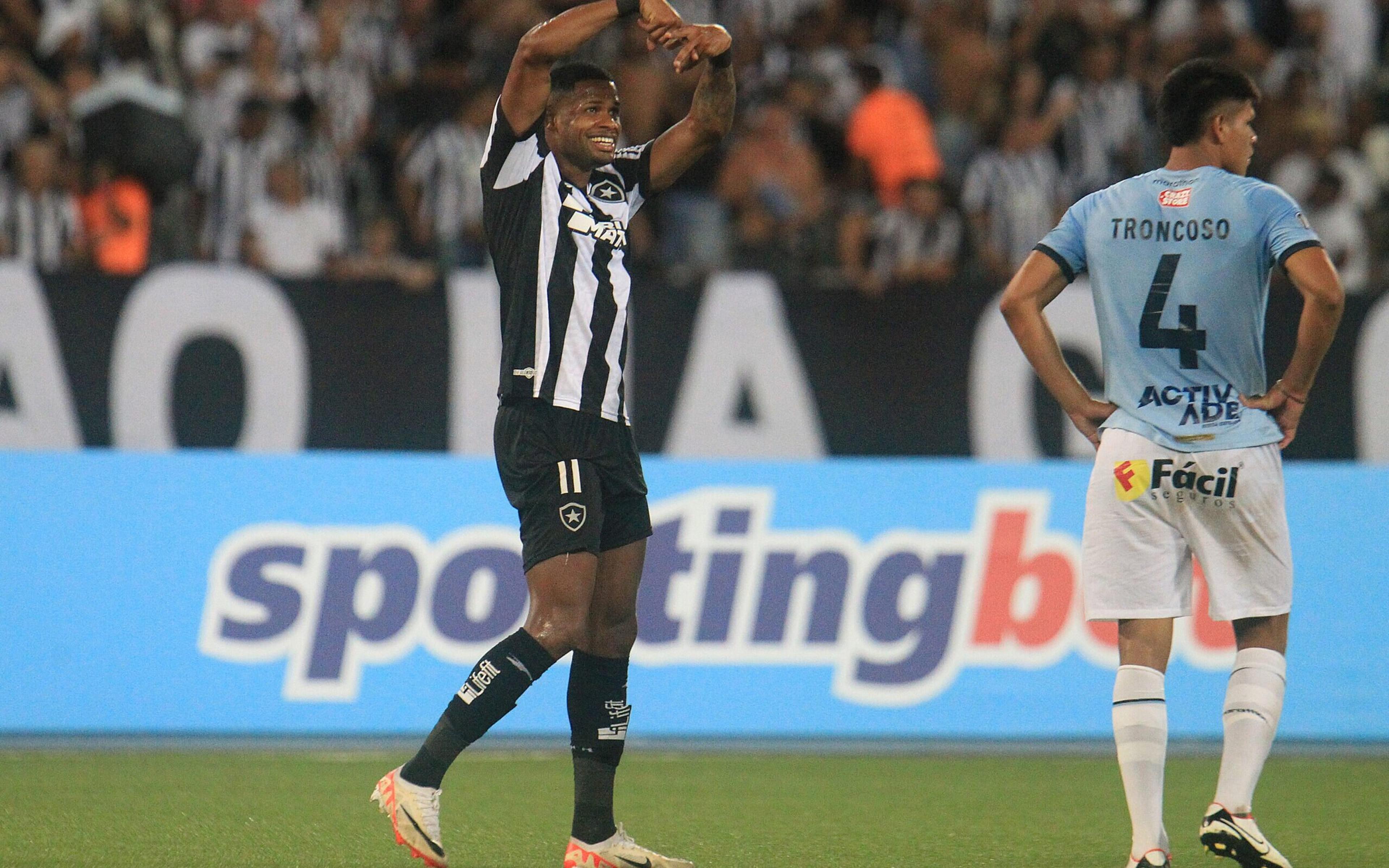 Destaque do Botafogo, Júnior Santos exalta Tiquinho e se emociona: ‘Desacreditei de mim’