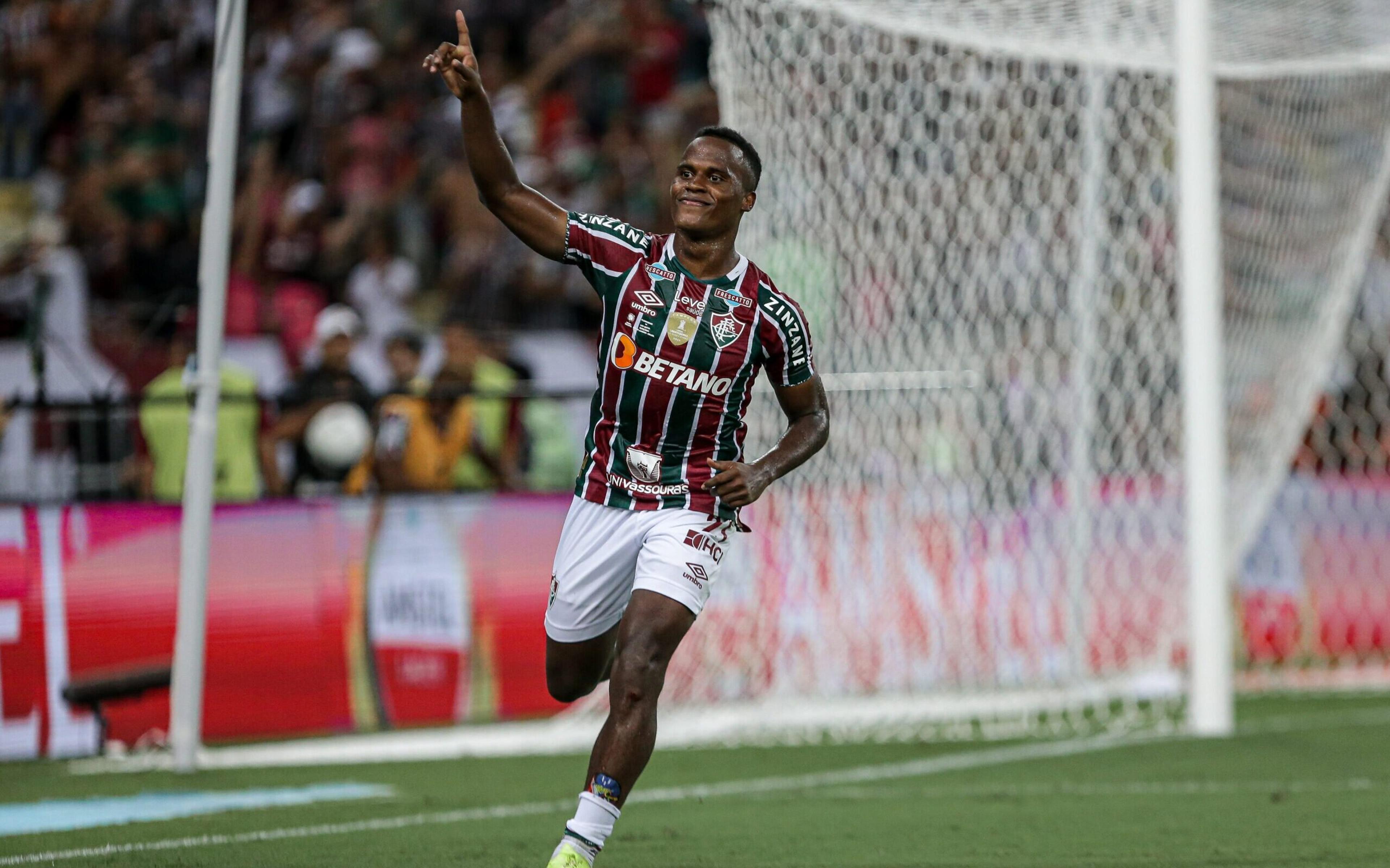 Com a benção de João de Deus e recital de Arias, Fluminense vence LDU e conquista a Recopa