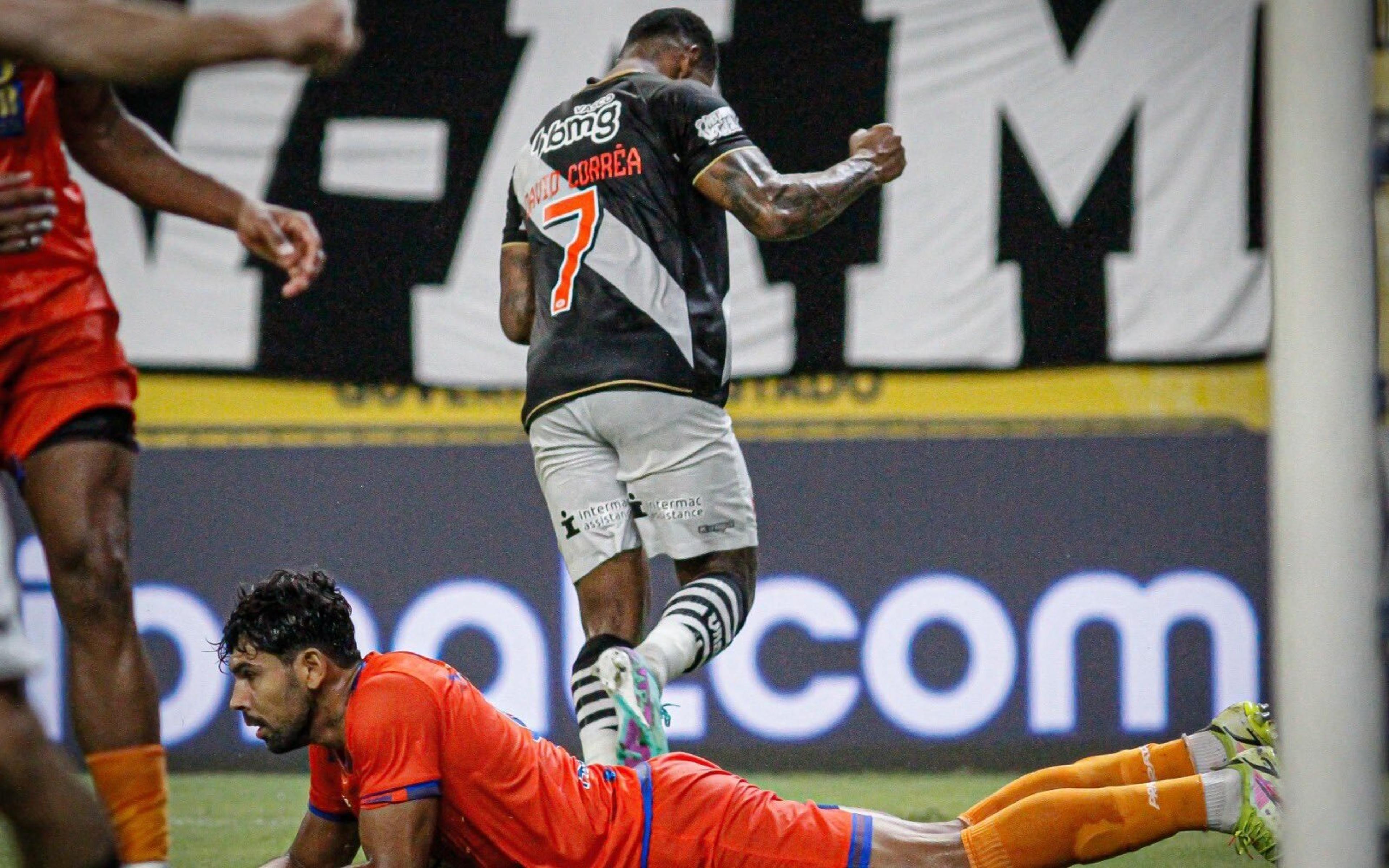 Com time misto, Vasco vence o Audax e entra no G4 do Campeonato Carioca