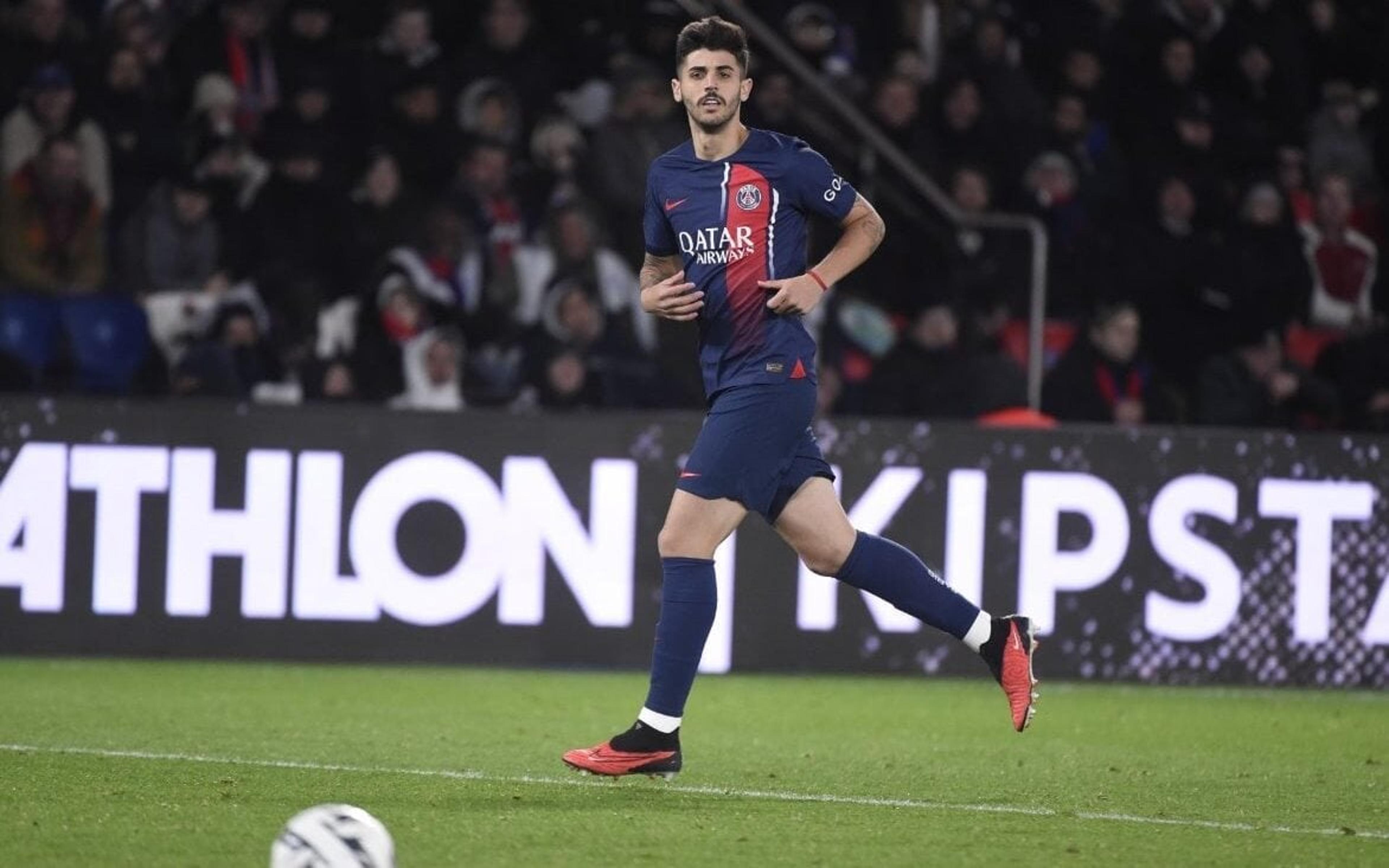 Web reage à estreia de Lucas Beraldo na Champions League, em vitória do PSG