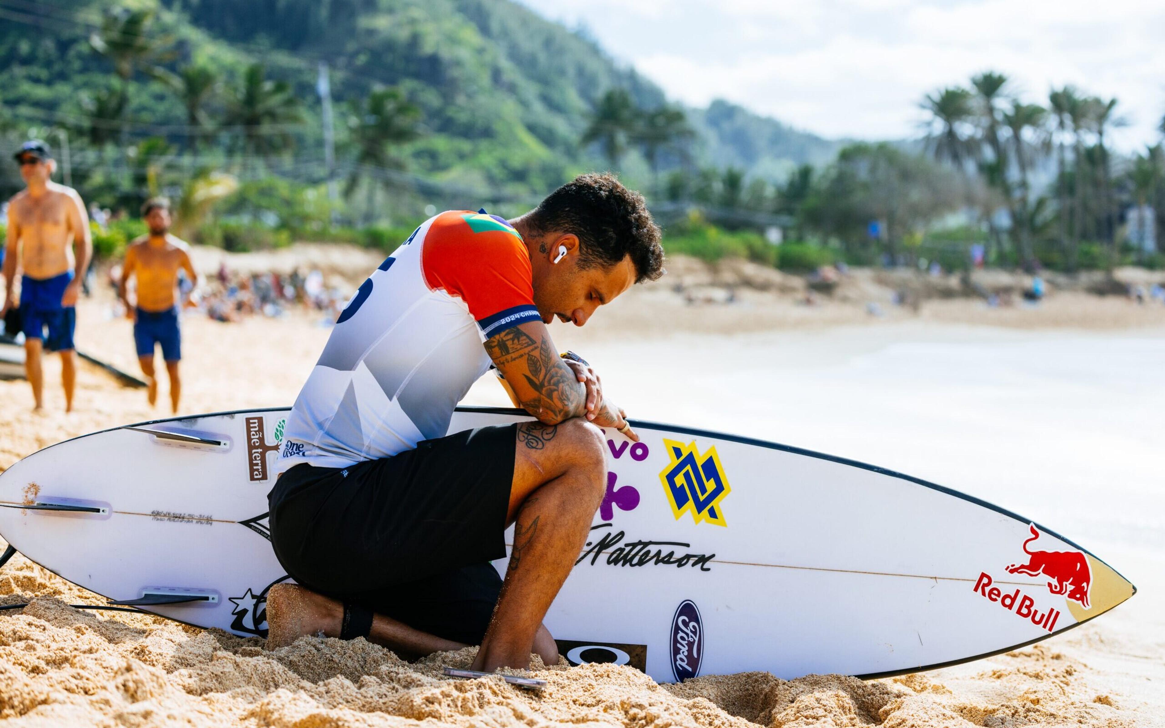 Ítalo Ferreira é superado nos últimos minutos e é eliminado na etapa de Sunset Beach da WSL