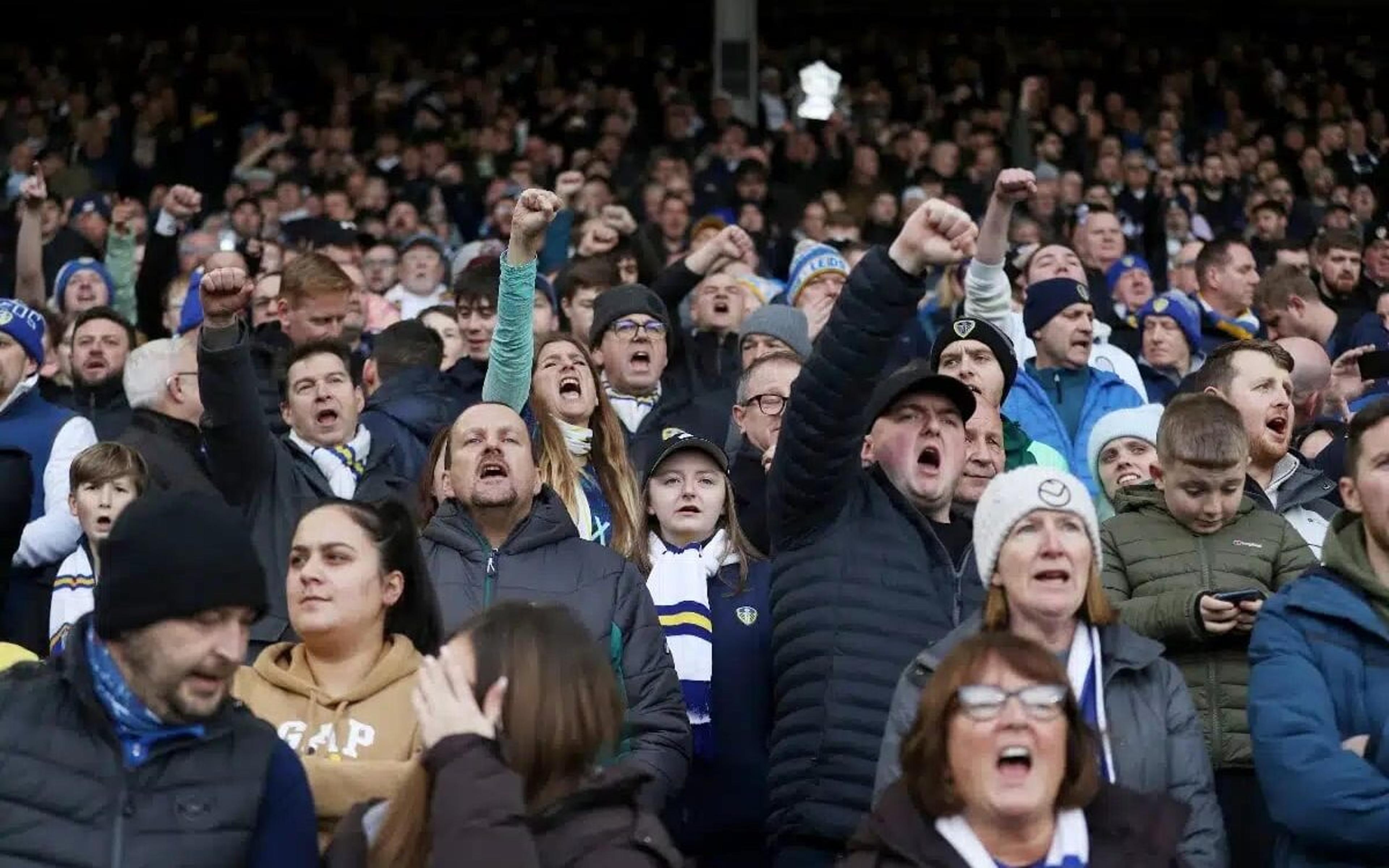 VÍDEO: Aos 98 anos, torcedor do Leeds United emociona arquibancada