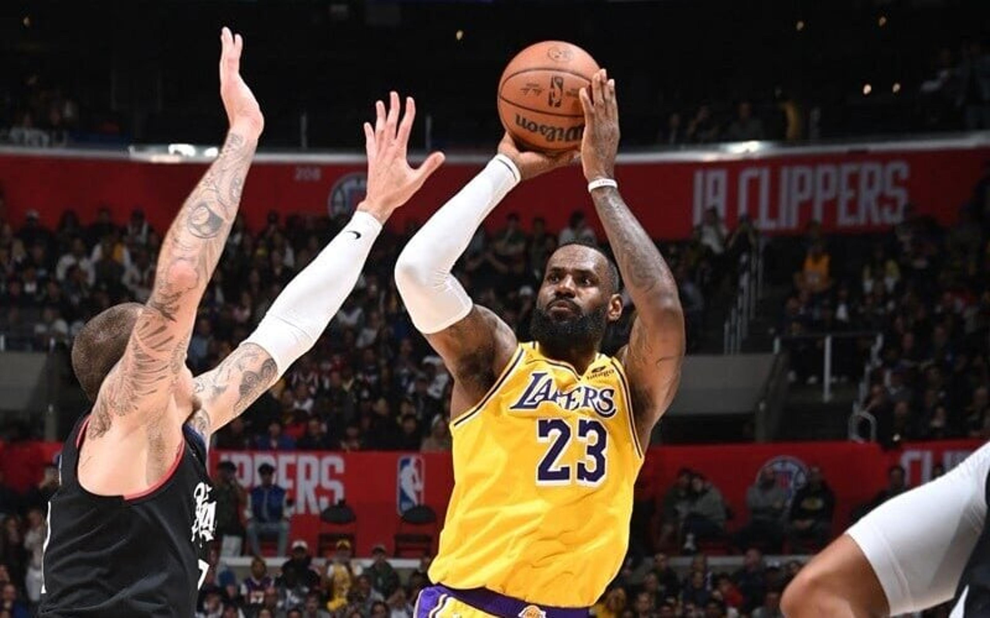 LeBron James “explode” no último quarto e Lakers vira sobre Clippers