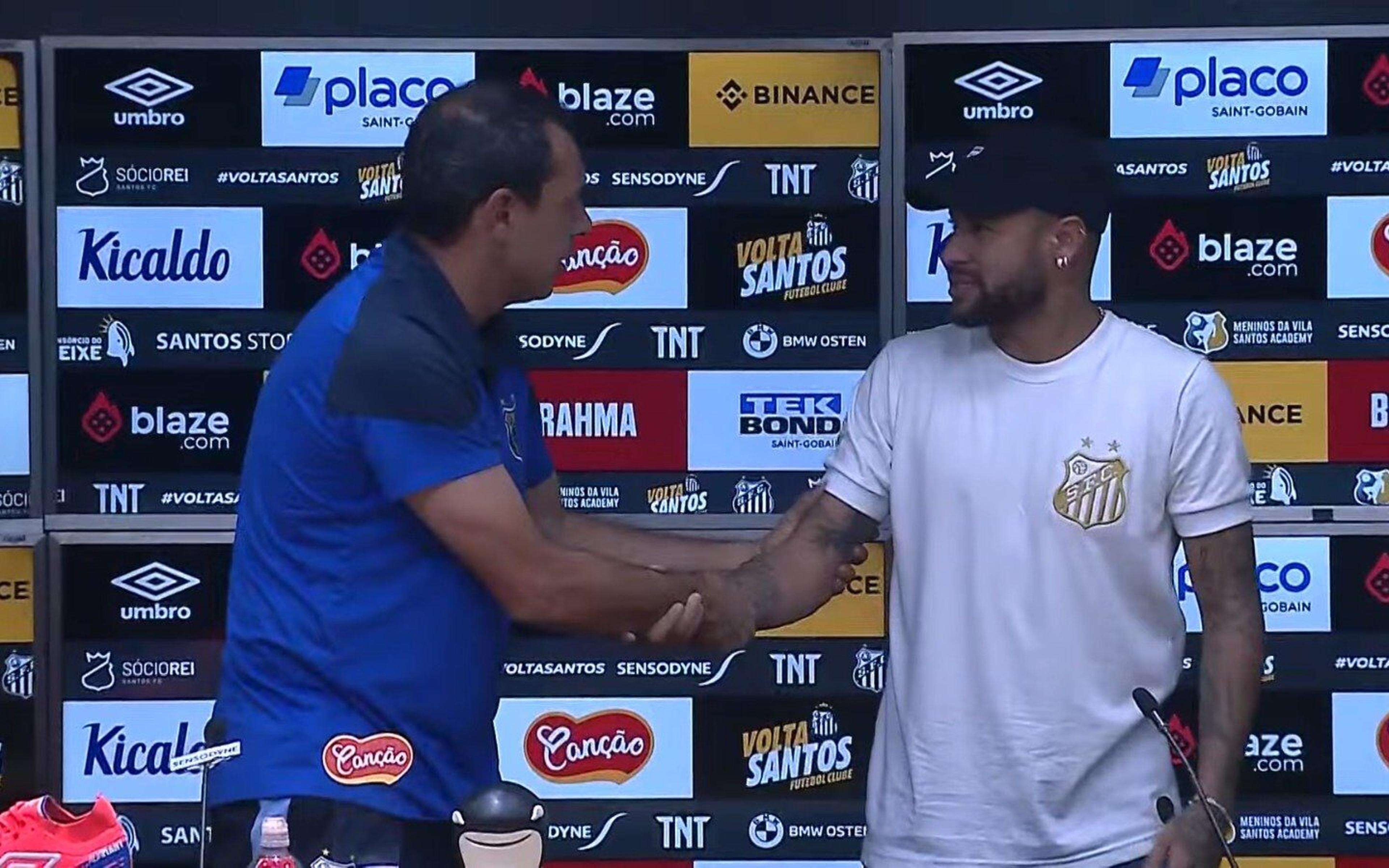 Neymar ‘invade’ coletiva de Carille, e técnico do Santos brinca: ‘Bom que não veio antes do jogo’