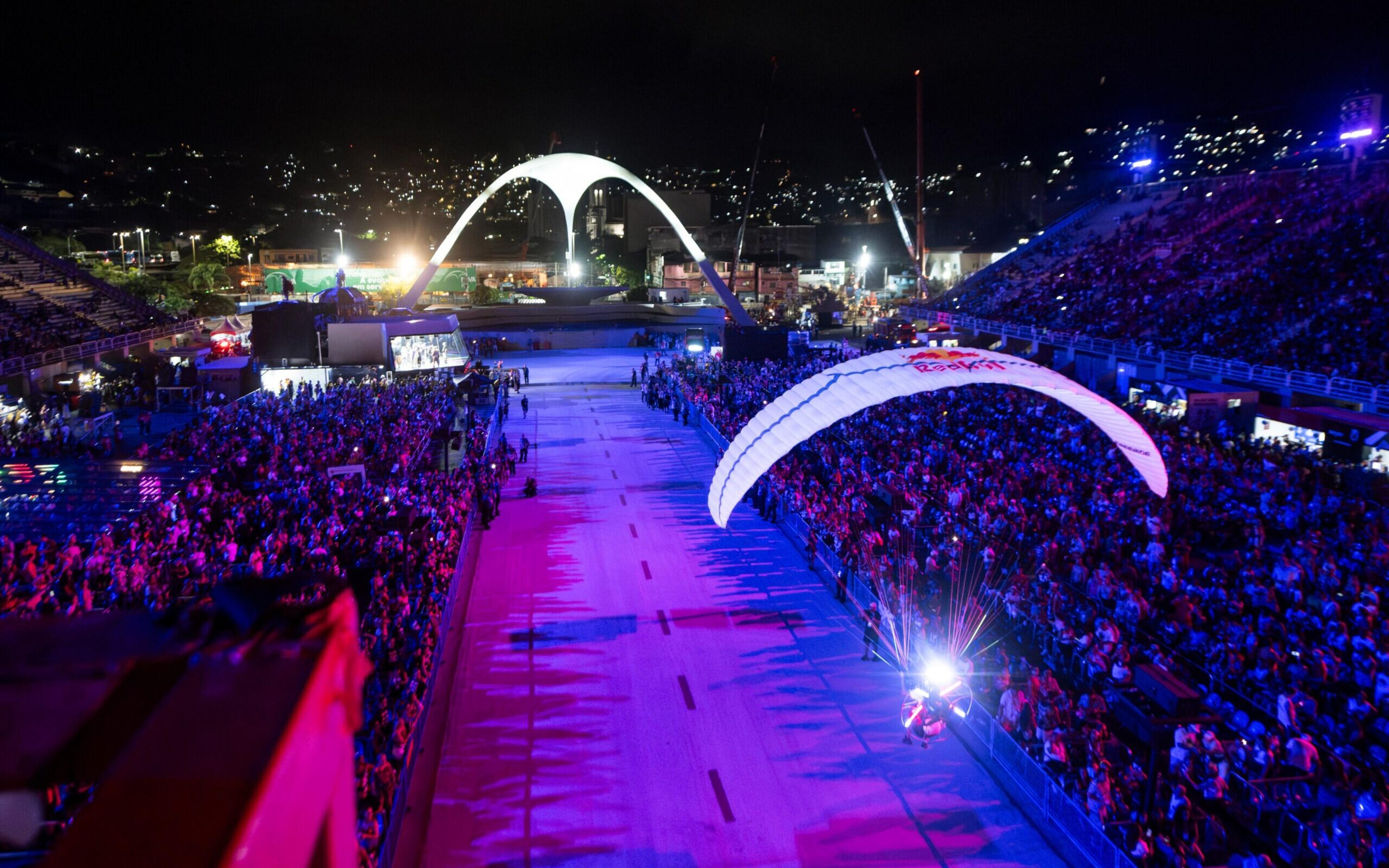 Atleta faz voo de paraglider no Desfile das Campeãs em homenagem aos 40 anos do Sambódromo do Rio; veja