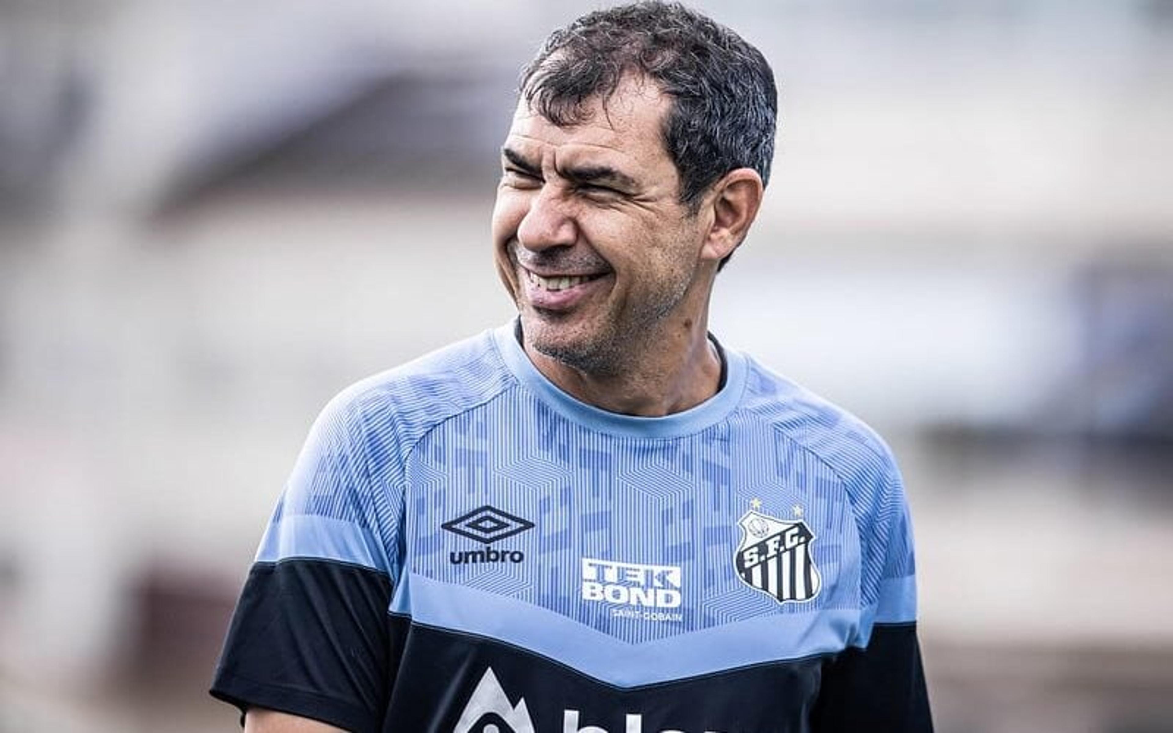 Carille comemora vitória do Santos e se impressiona com público: “Não me lembro de um jogo em que trabalhei com mais de 50 mil”