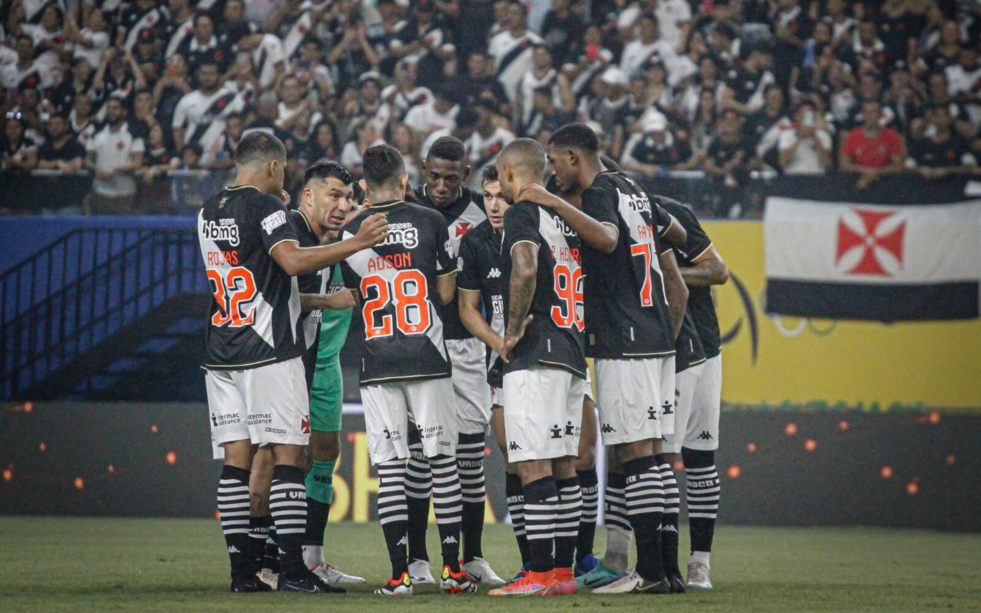 Torcida do Vasco vai à loucura com estreia do novo reforço