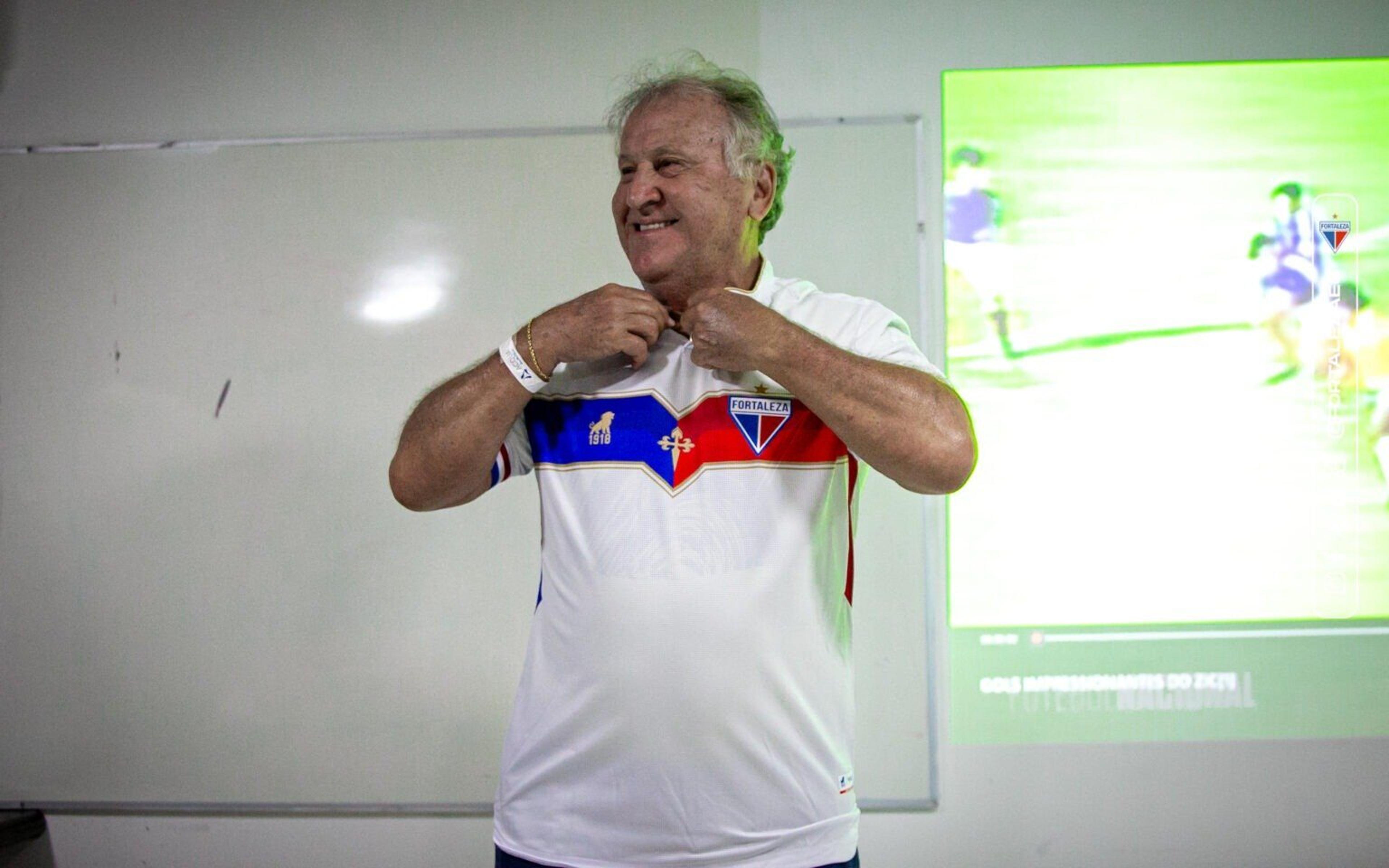 Zico, ídolo de Flamengo e Seleção, visita CT da base do Fortaleza