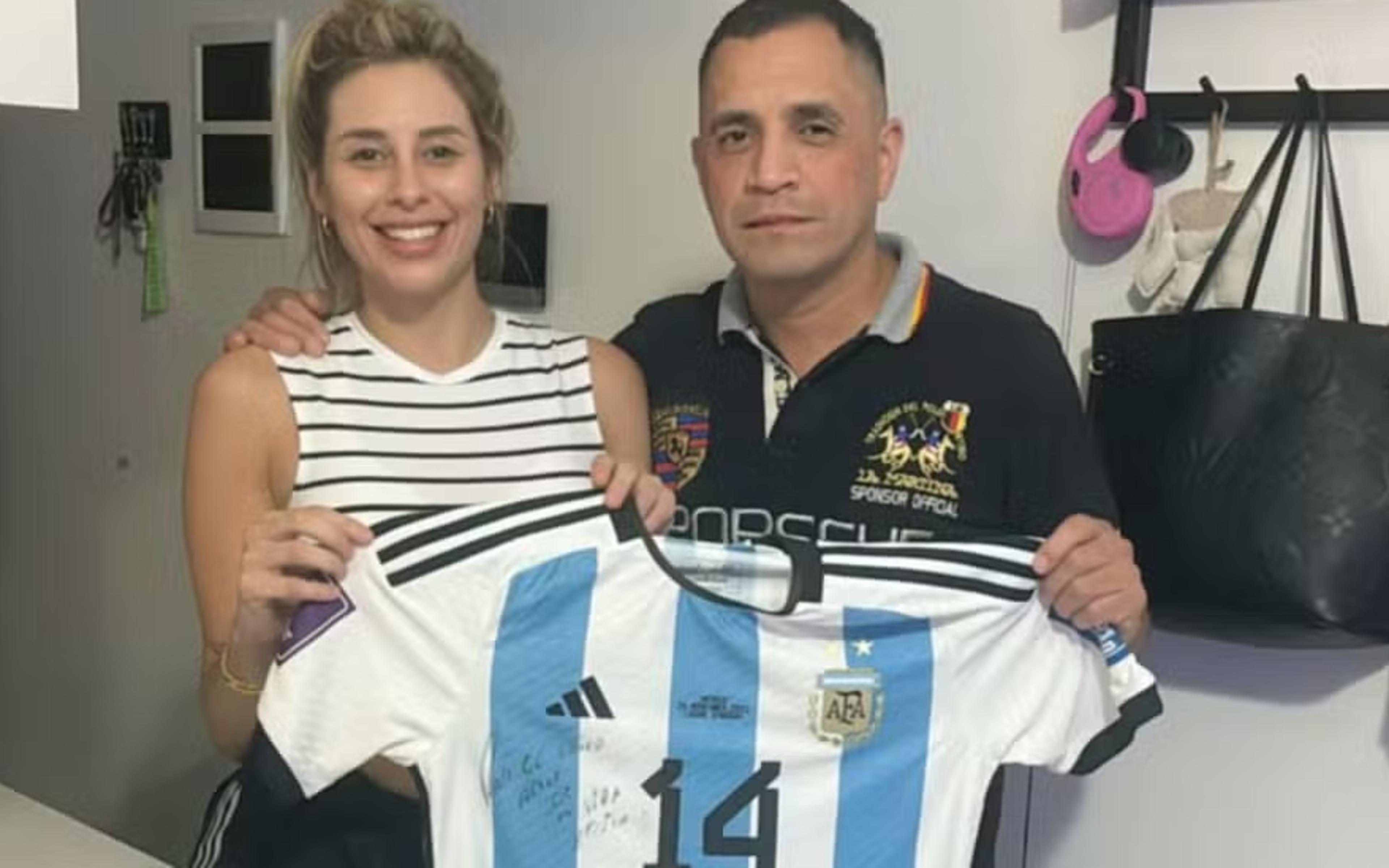 Ex-mulher de campeão mundial com a Argentina vende medalha e camisa da Copa; entenda o motivo