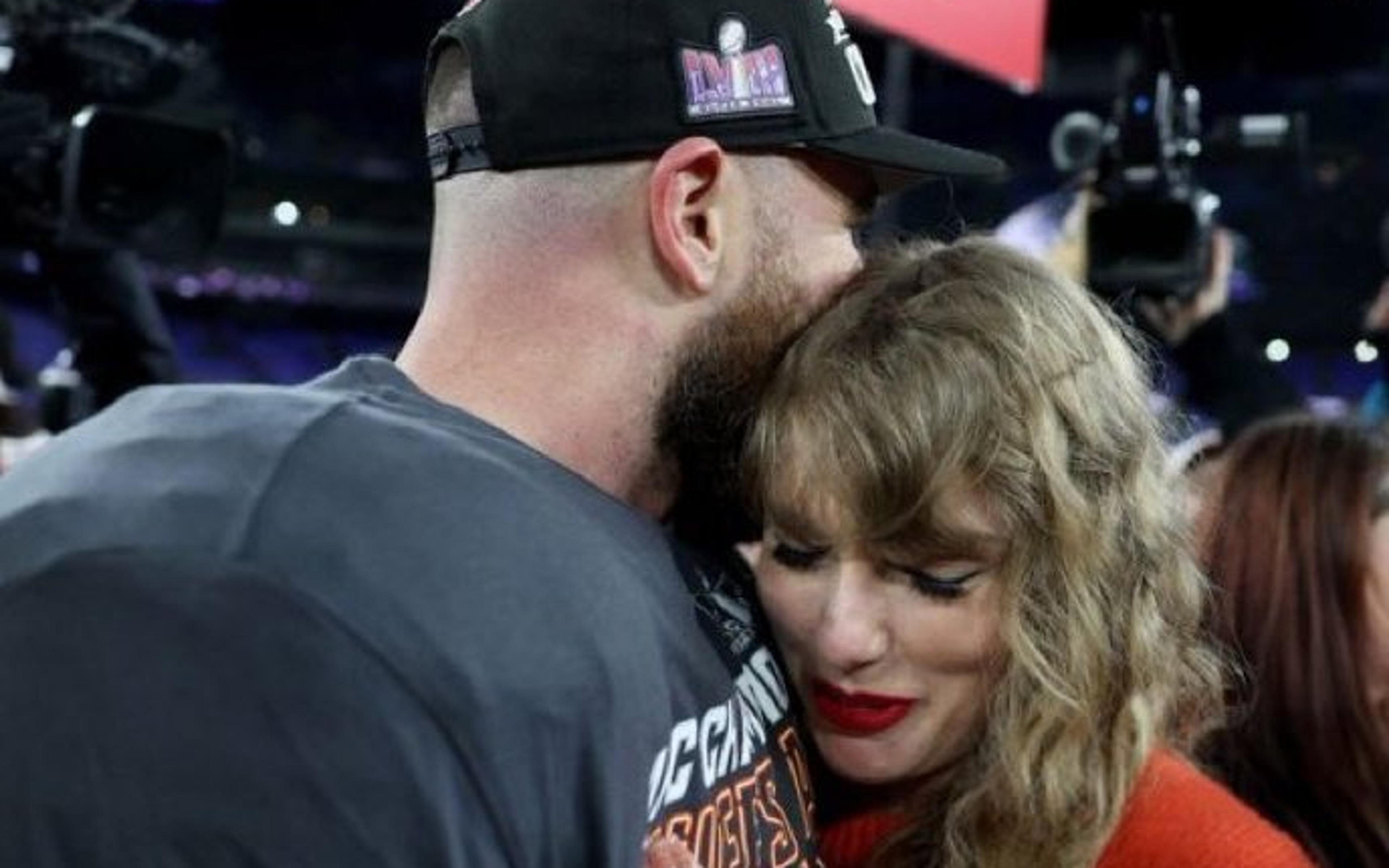 Taylor Swift chega no Super Bowl após sair de Tóquio em jato particular