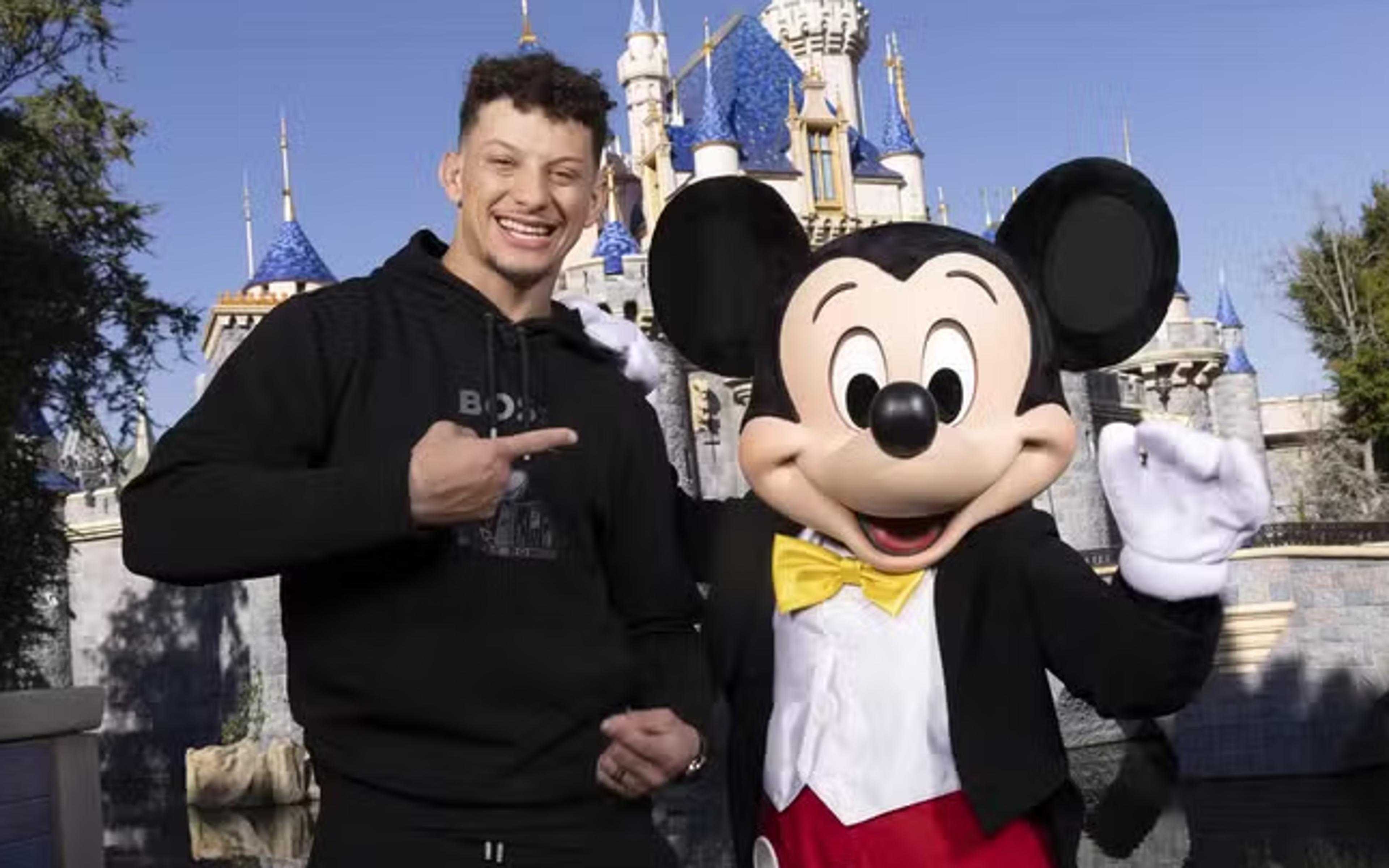 VÍDEO: Patrick Mahomes comemora título do Super Bowl na Disney e grava comercial para o parque