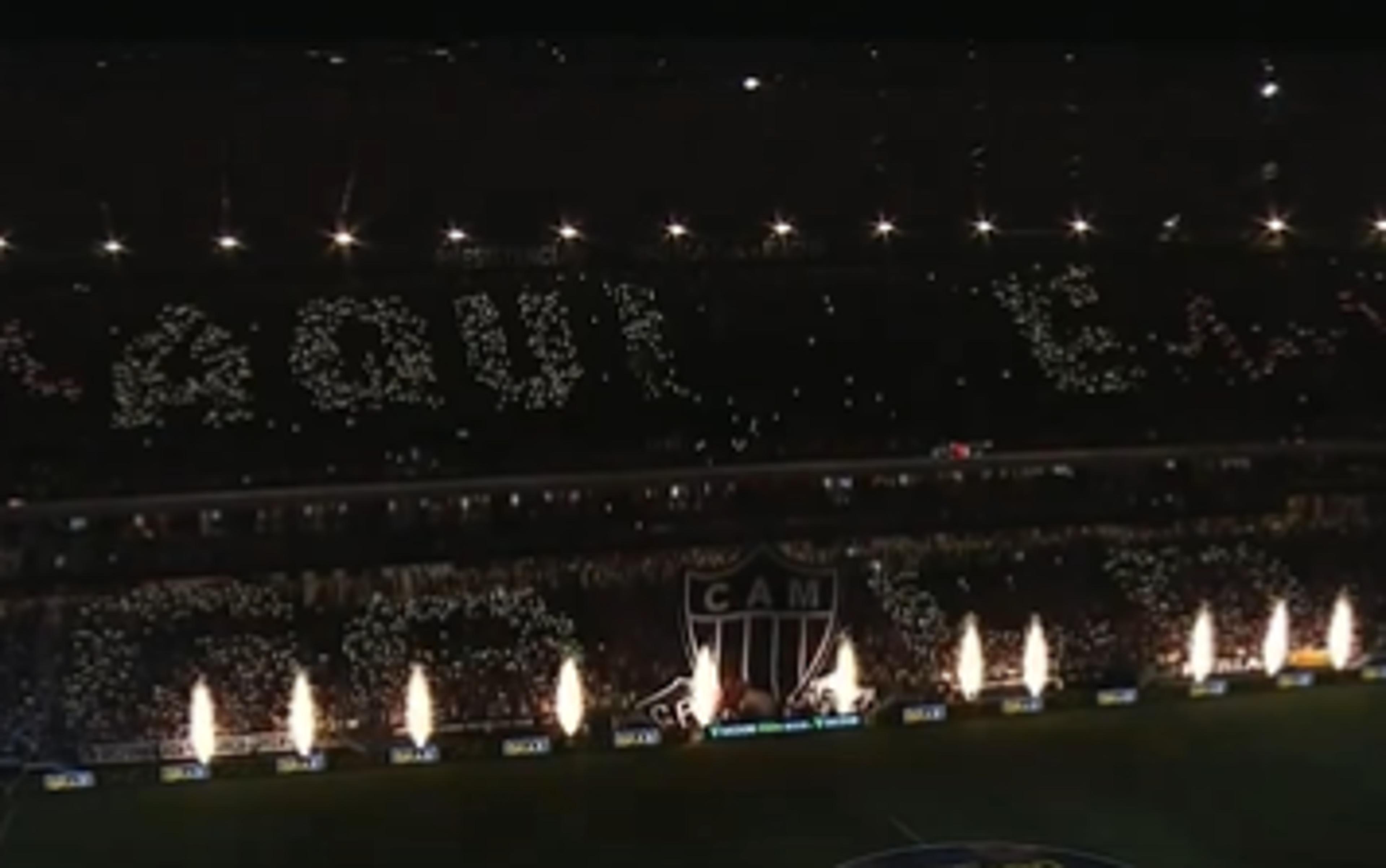 VÍDEO: Torcida do Atlético-MG faz Mosaico de luzes na arquibancada em partida contra o Cruzeiro