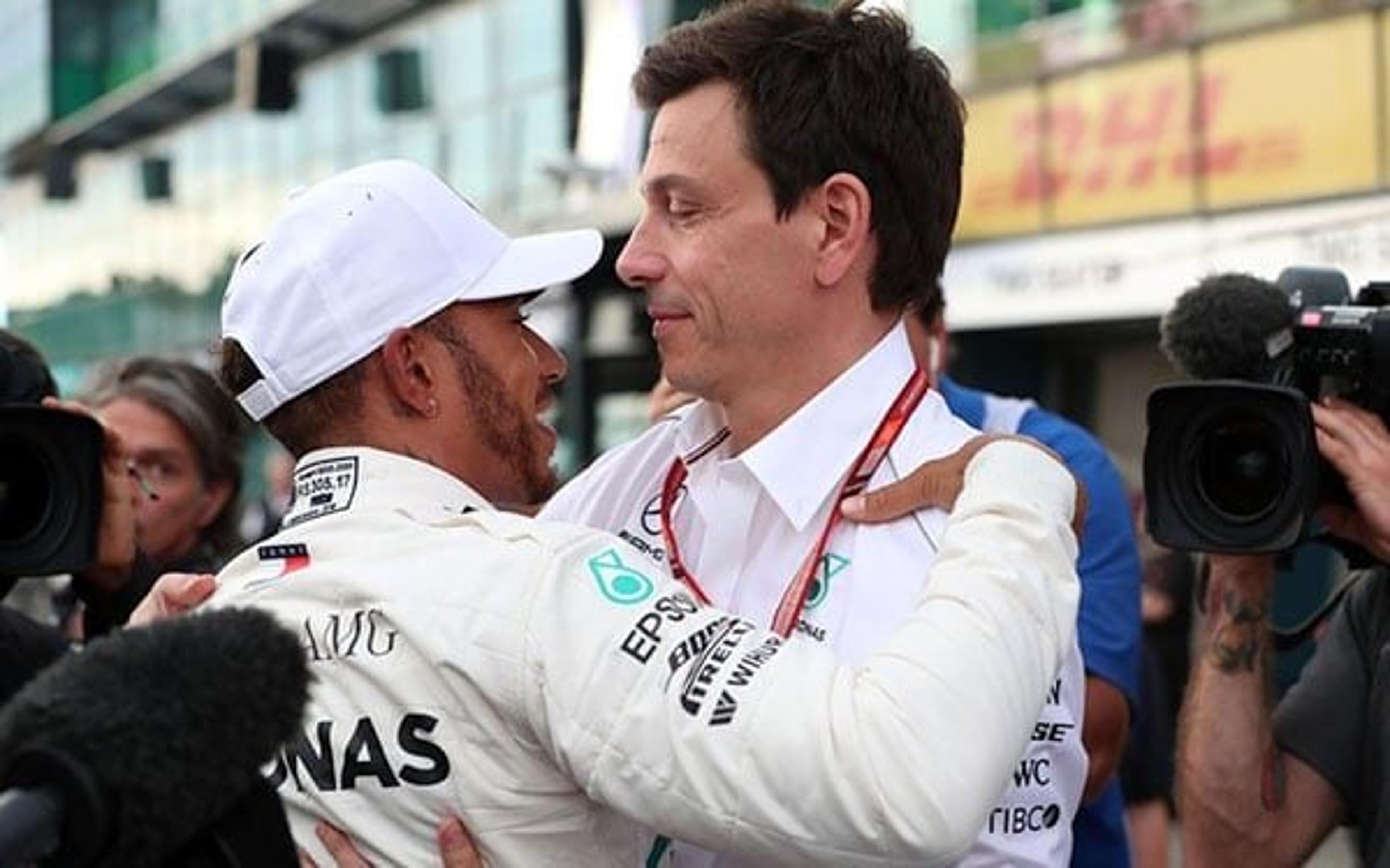 Chefe da Mercedes, Toto Wolf especula possível substituto de Lewis Hamilton