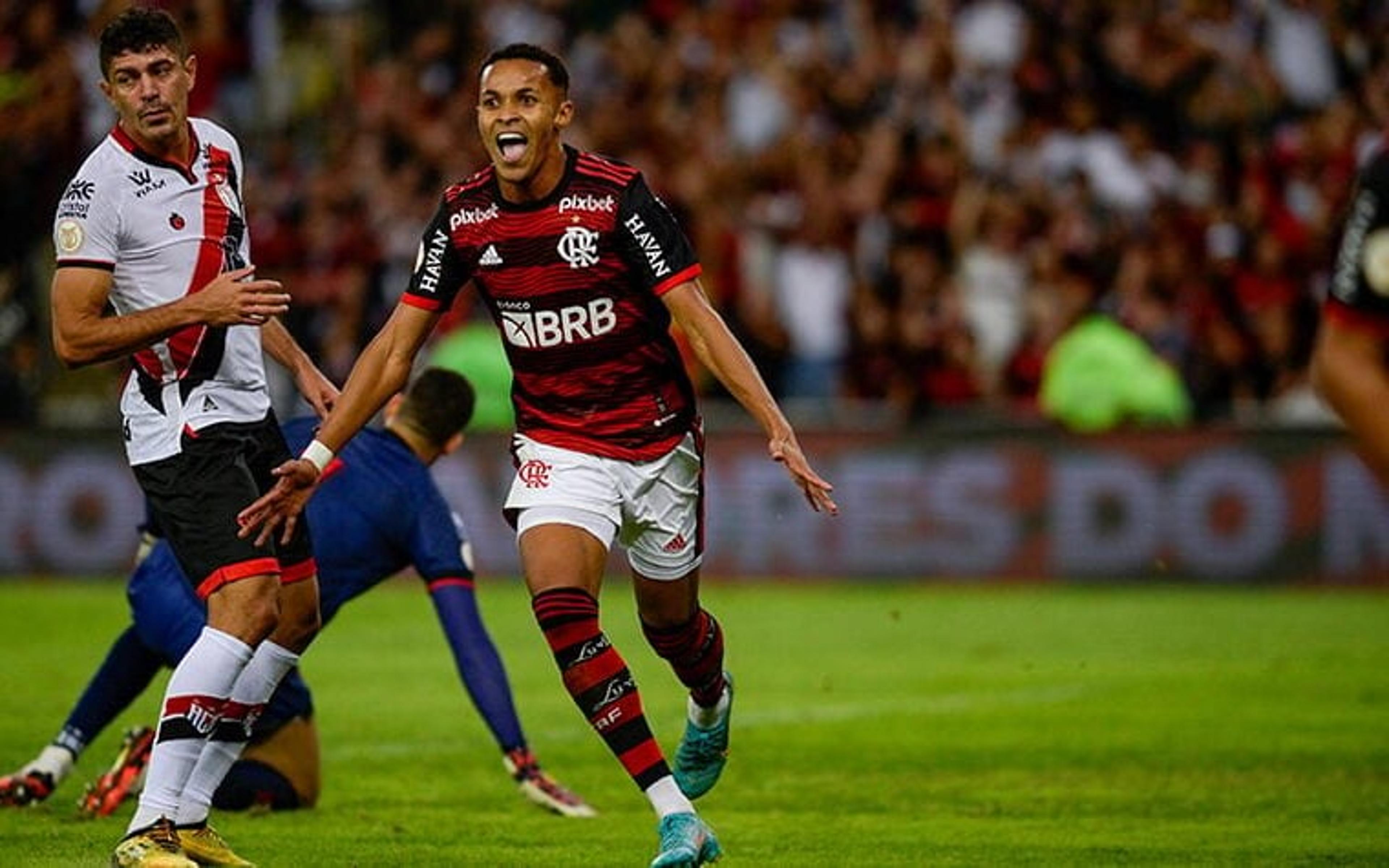 Acertado com o Palmeiras, Lázaro compartilha registro assistindo à decisão da Supercopa