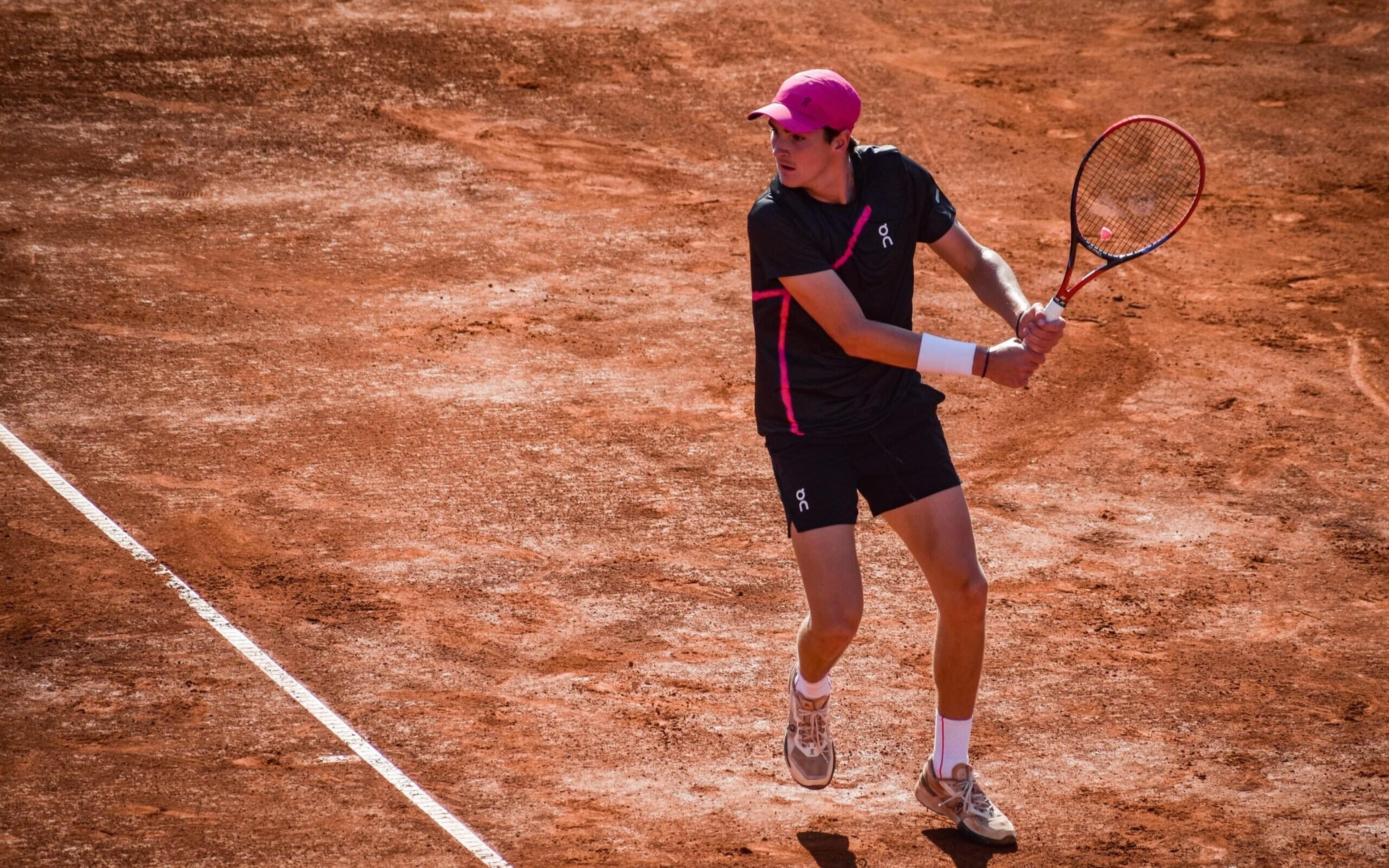 Tênis: João Fonseca se atrapalha com quadra ruim e é eliminado do ATP de Santiago