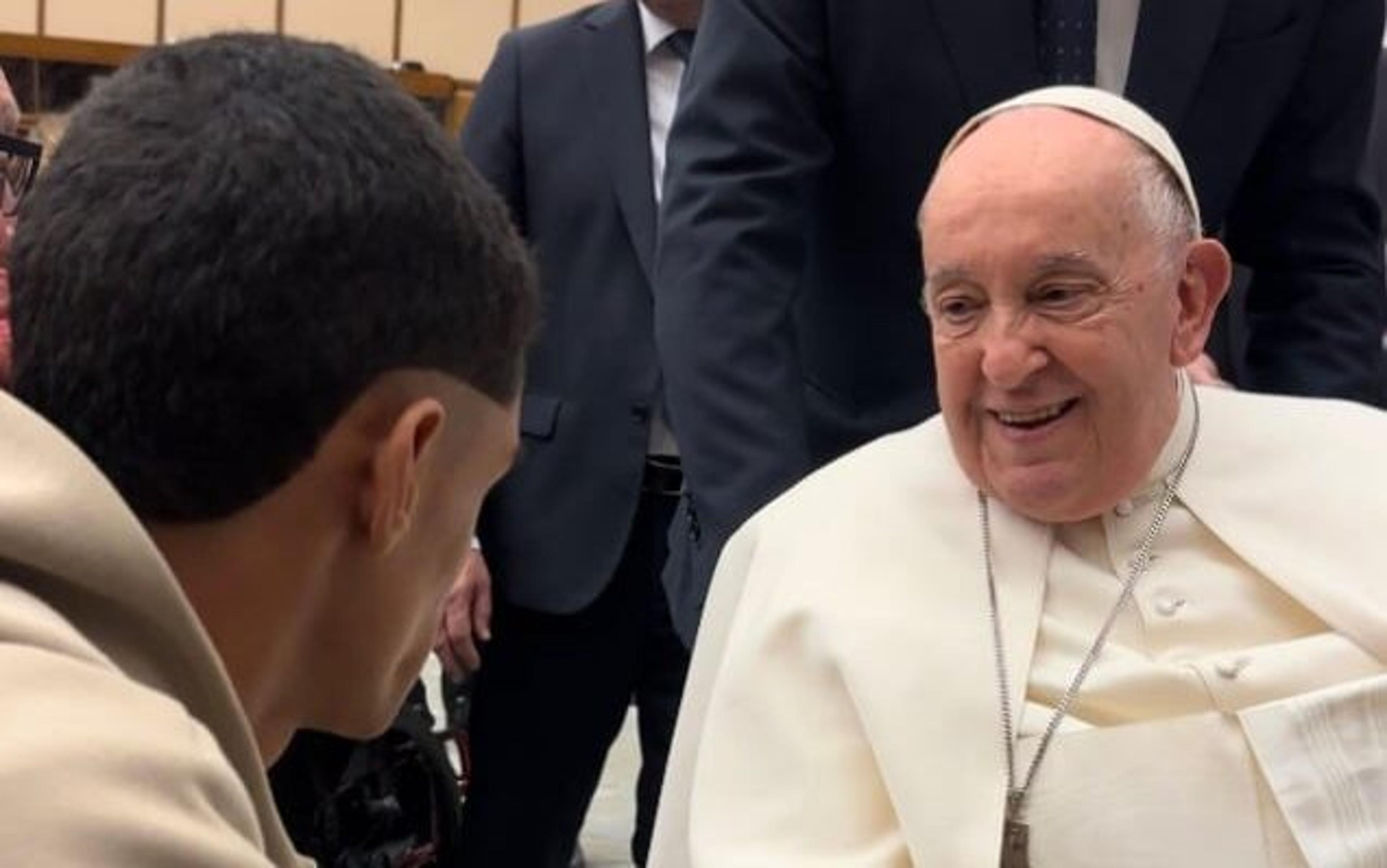 Luva de Pedreiro faz pergunta inusitada ao se encontrar com o Papa Francisco; veja