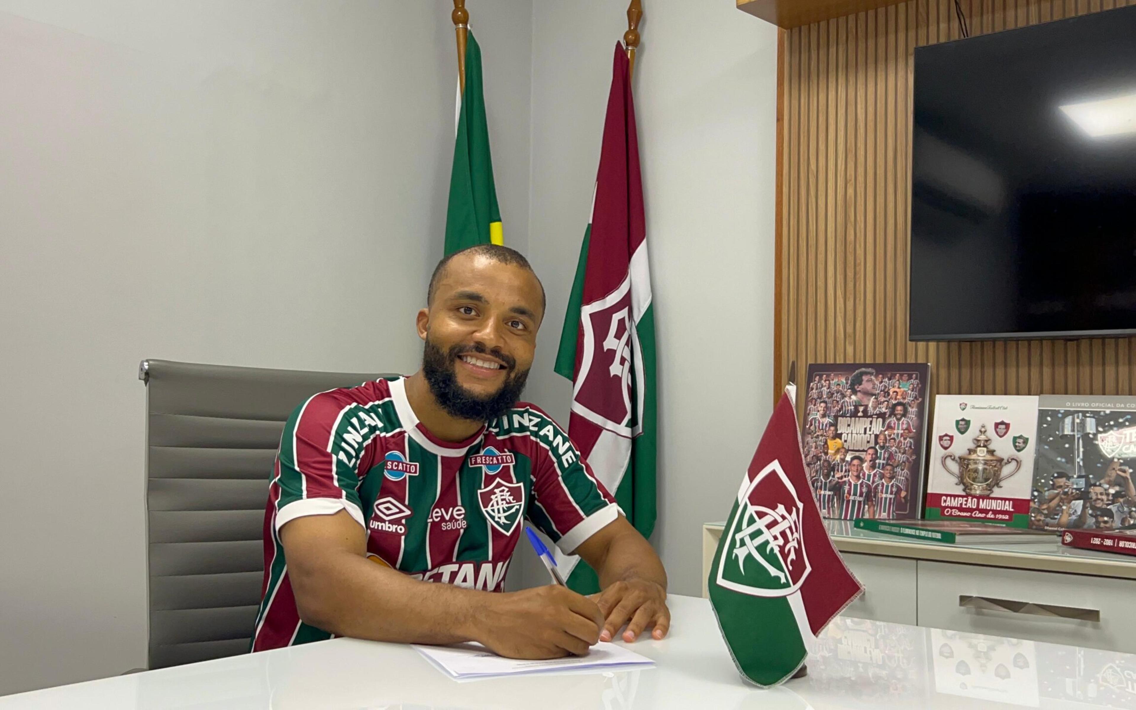 Samuel Xavier renova contrato com Fluminense