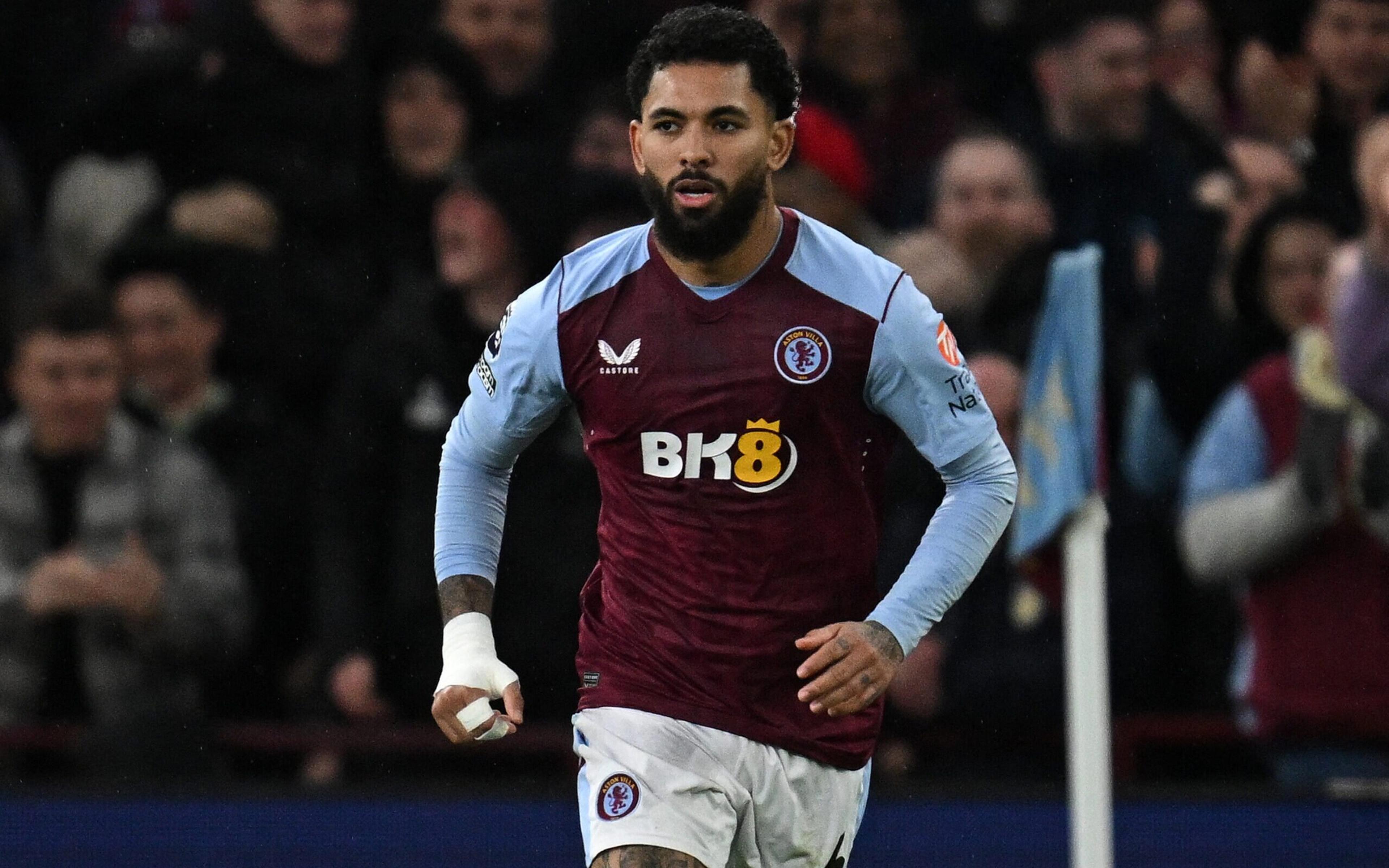 Dificuldade financeira do Aston Villa pode fazer com que Douglas Luiz vista camisa de gigante inglês; diz portal