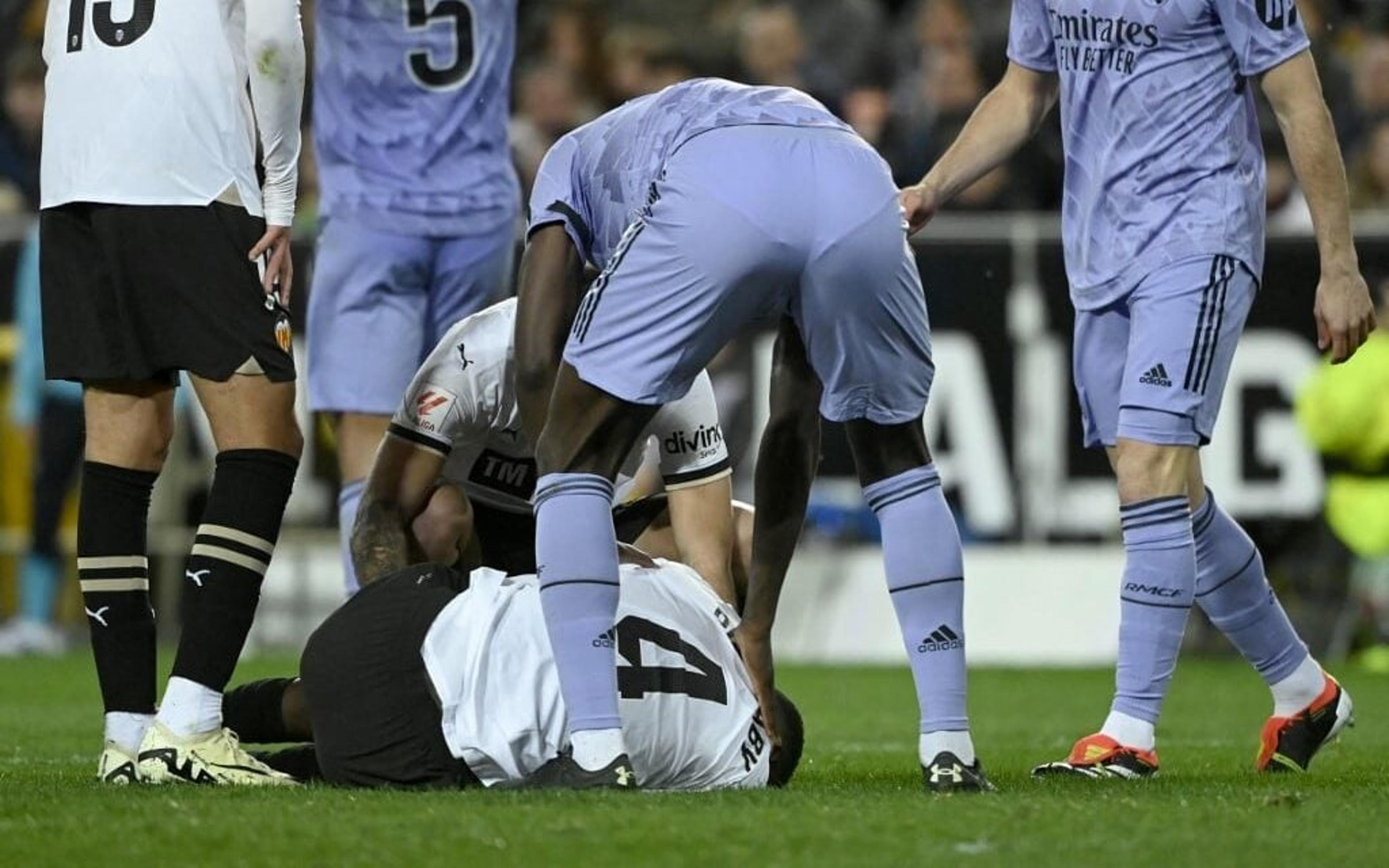 Diakhaby, do Valencia, opera joelho após lesão grave sofrida contra o Real Madrid